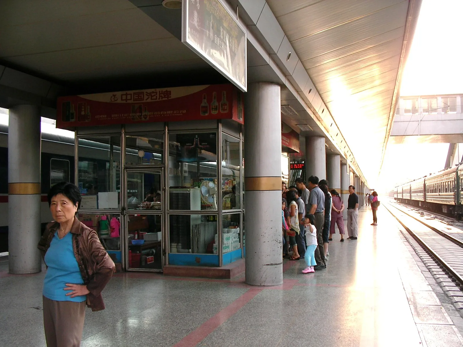 駅で食料を買い込む人々