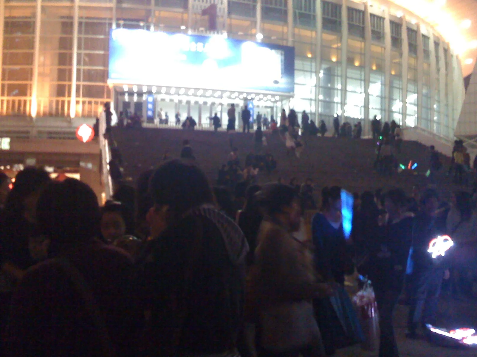 上海体育館前に到着