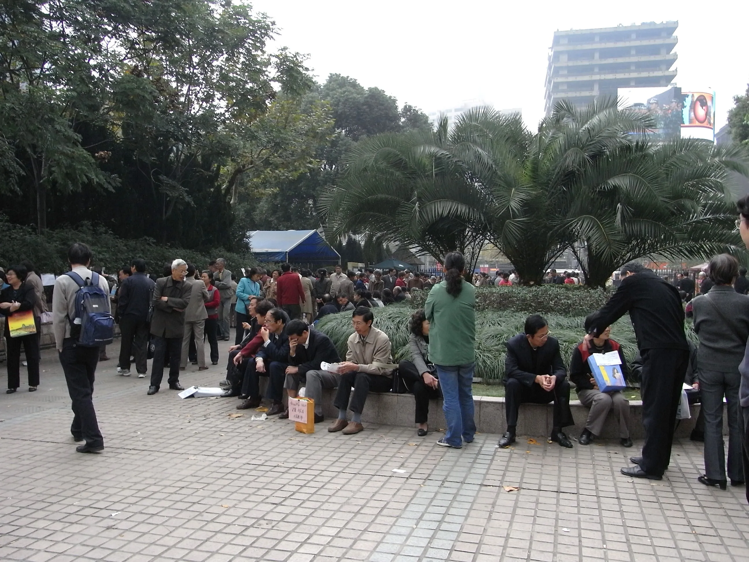 お見合いに参加する人々