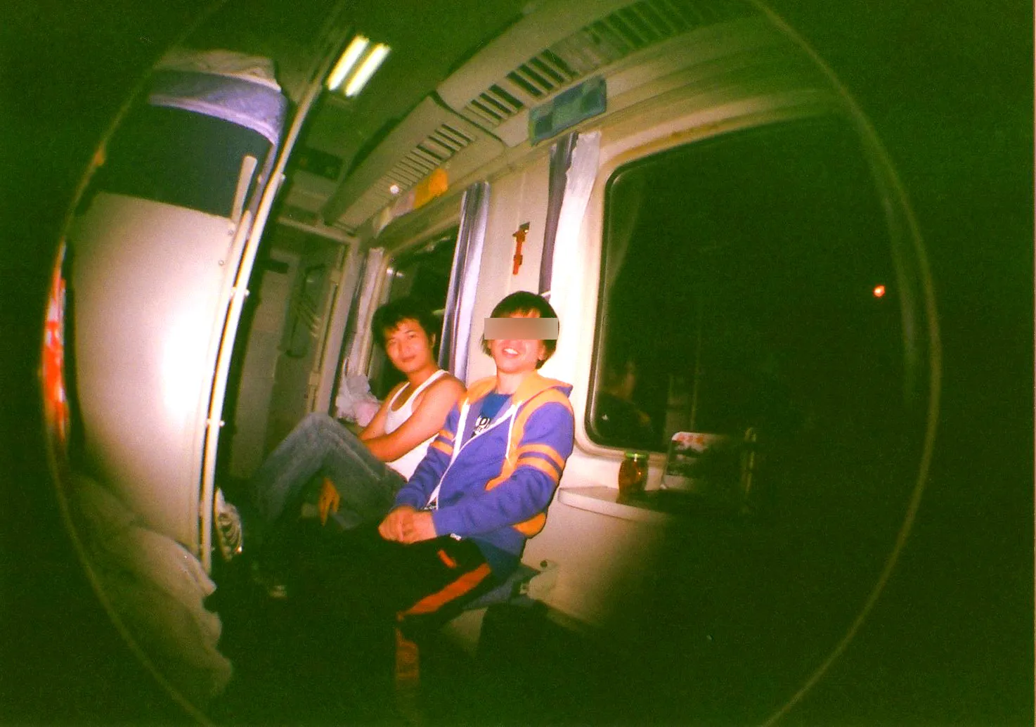 LOMO Fisheye2で撮影した帰省する学生