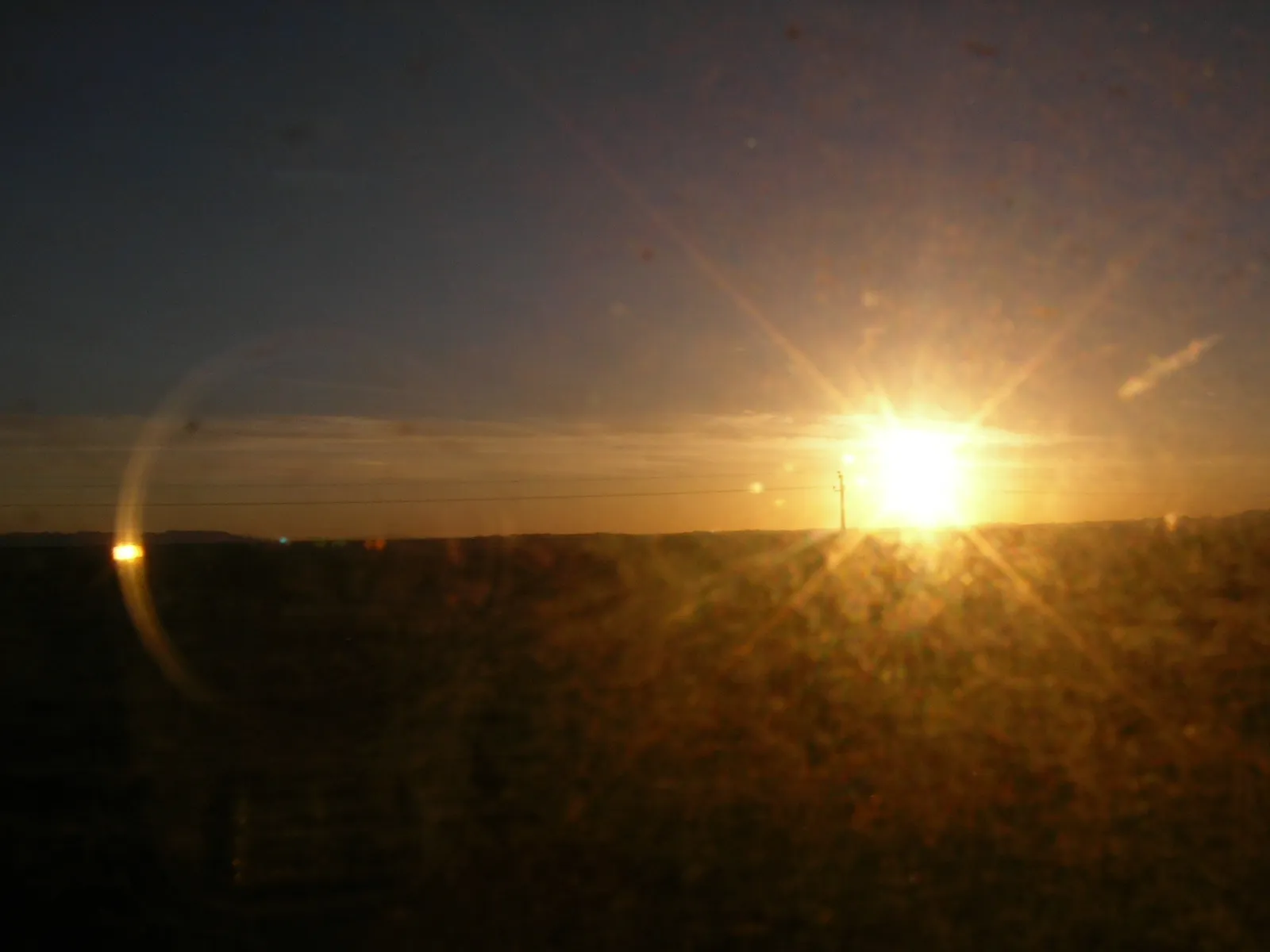 T52次に差し込む朝日と砂漠