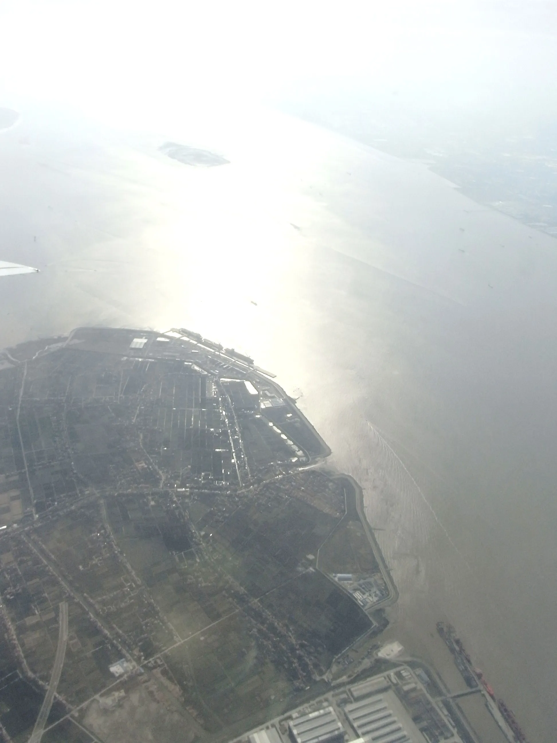 飛行機の窓から見た長江付近