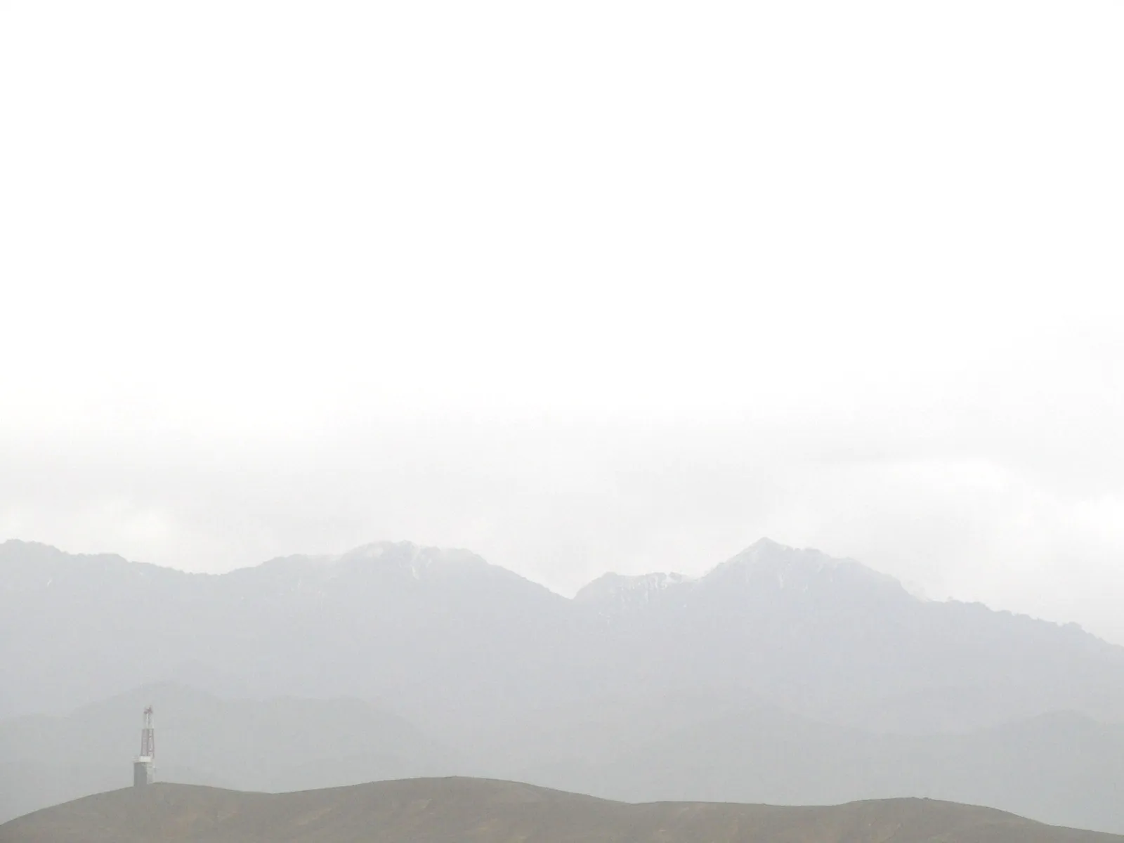 砂漠と禿山と雪山