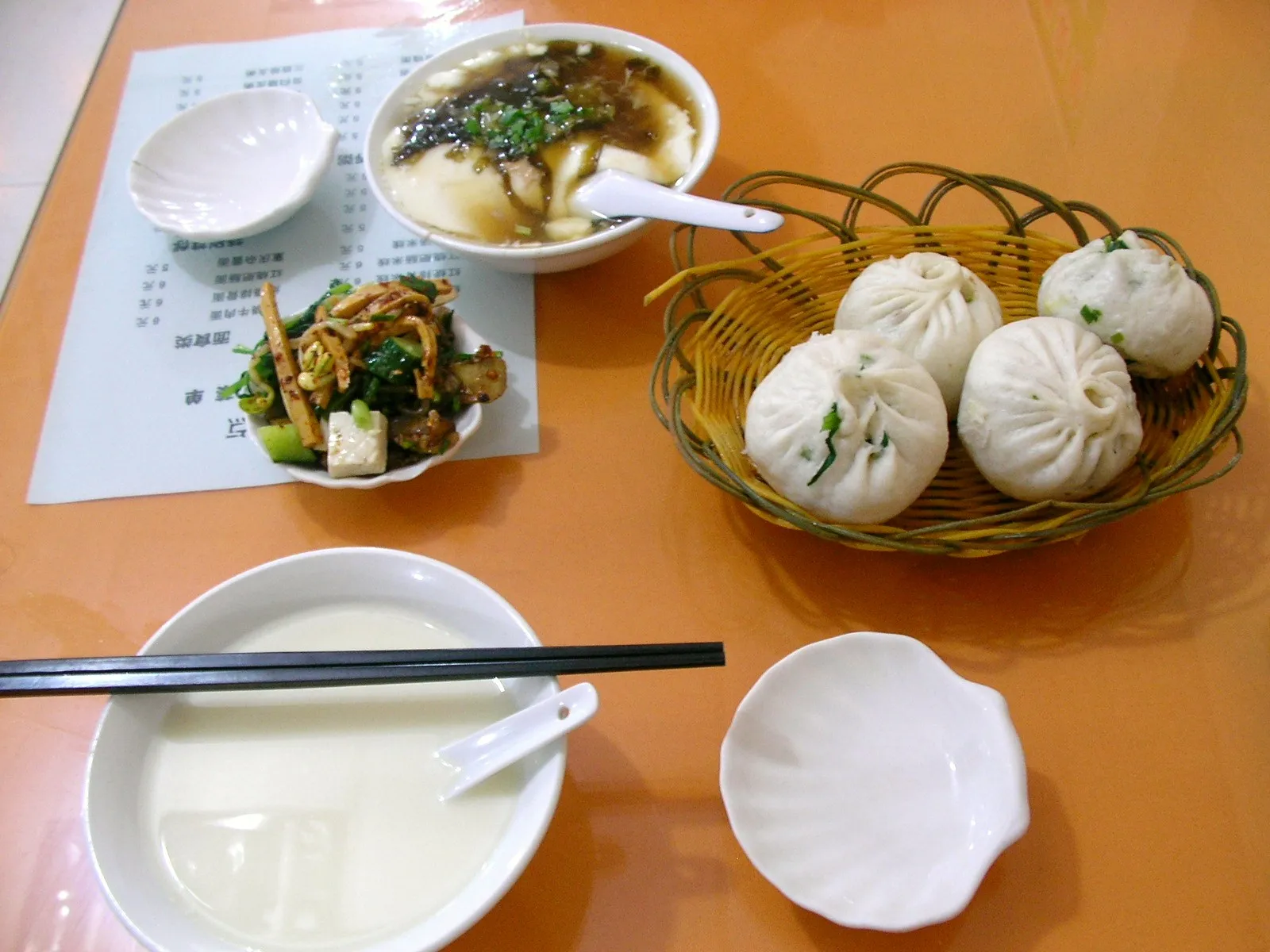 食堂での朝食（肉まん等）