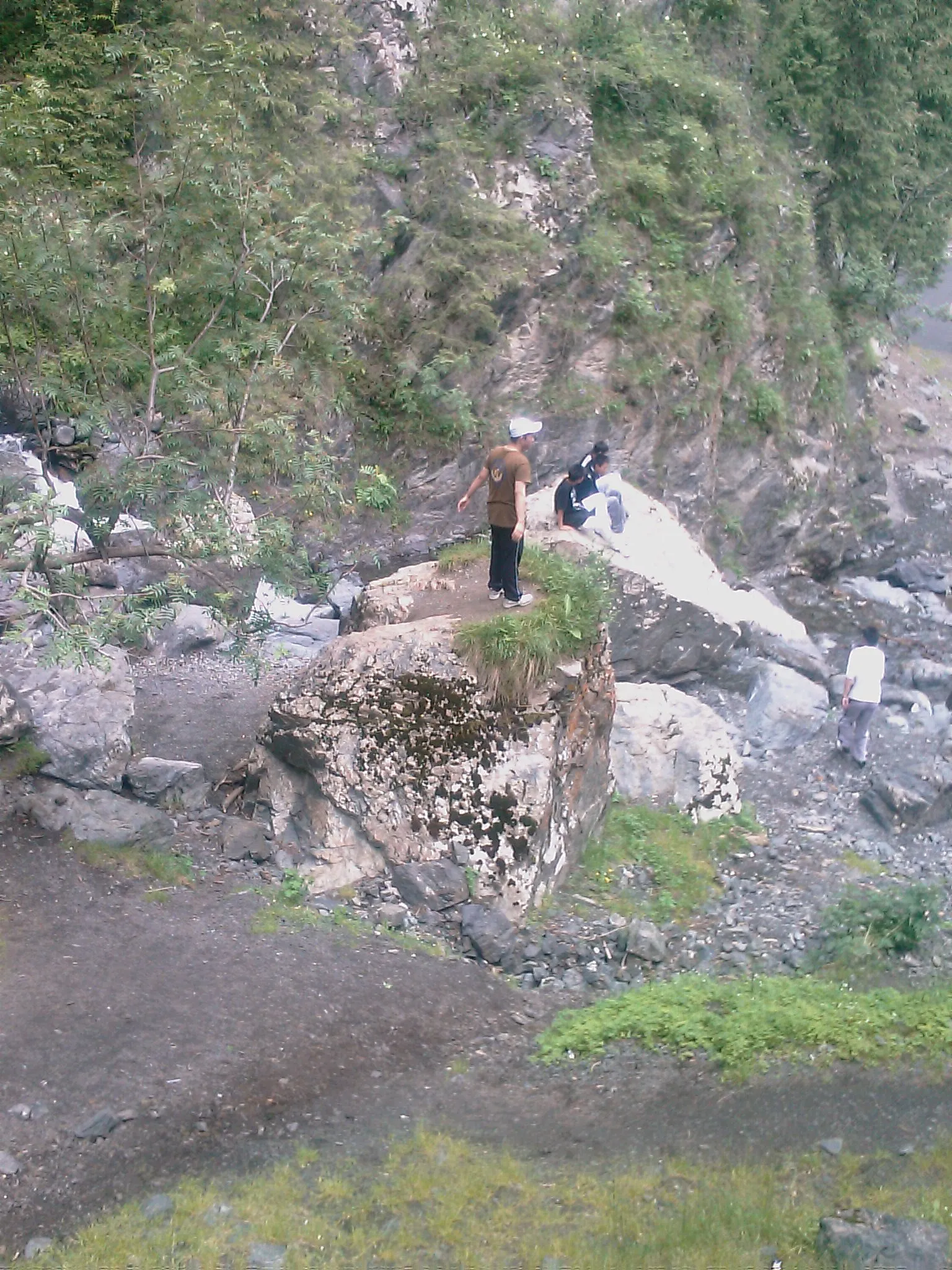 滝から流れる河で遊ぶ観光客