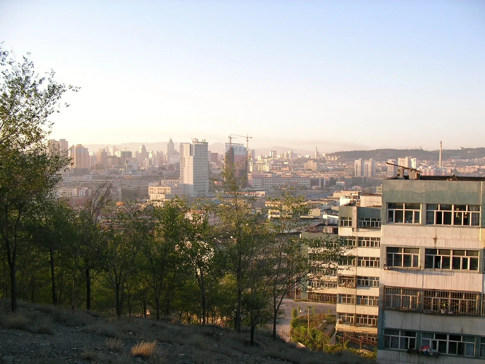 朝のウルムチ市内を一望