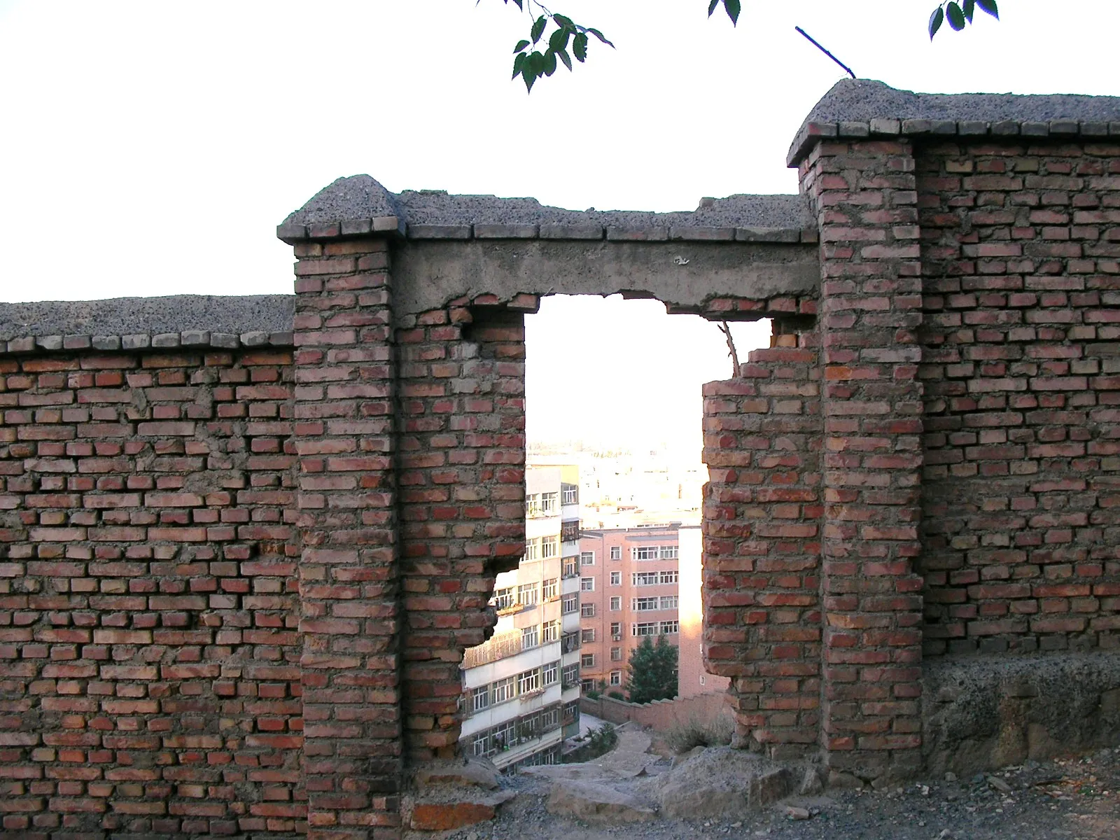 丘へ出入りするレンガの穴