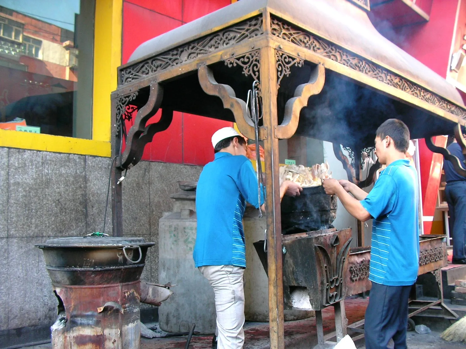 朝食を作るウイグル族