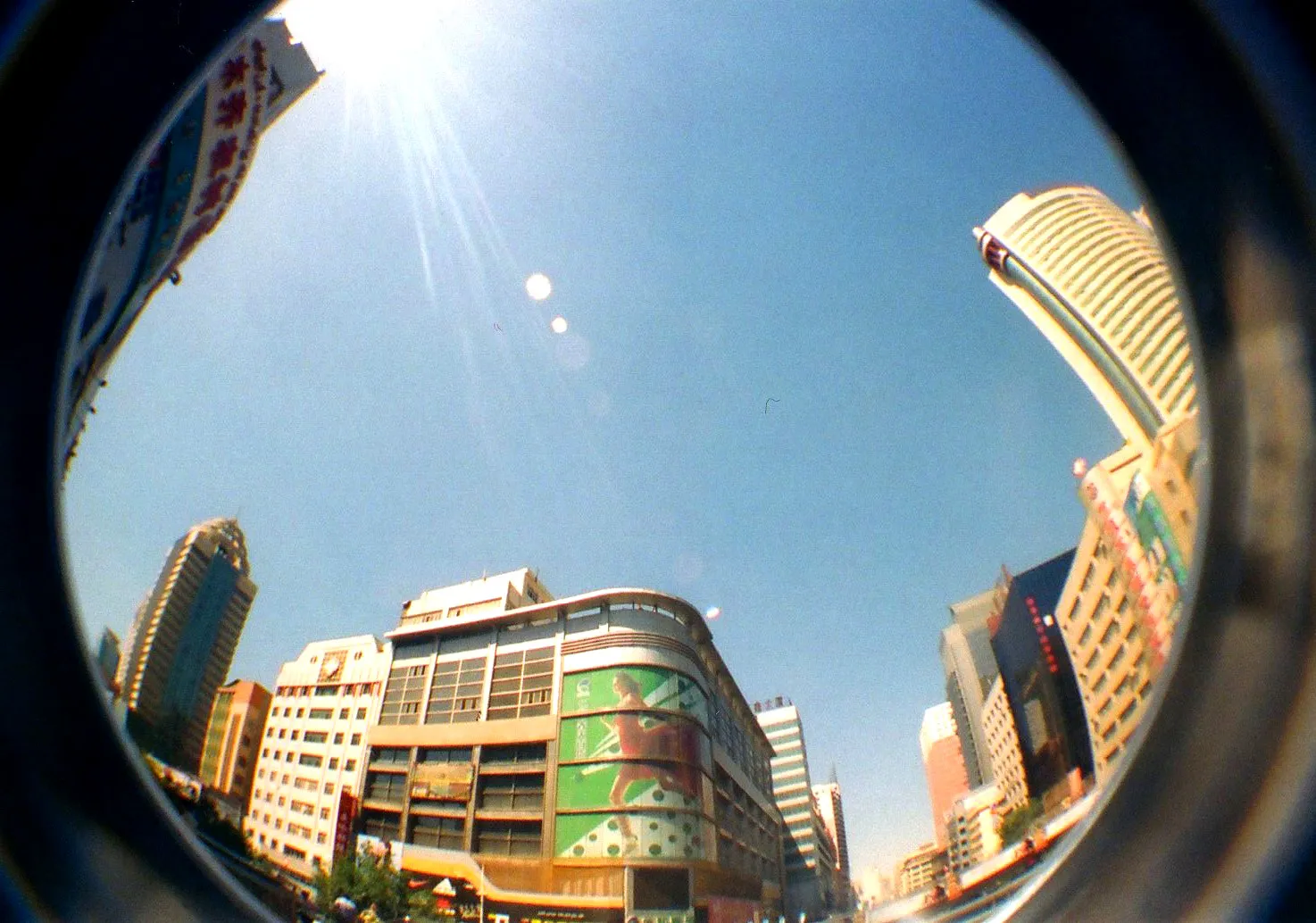 LOMO Fisheye2で撮影した繁華街