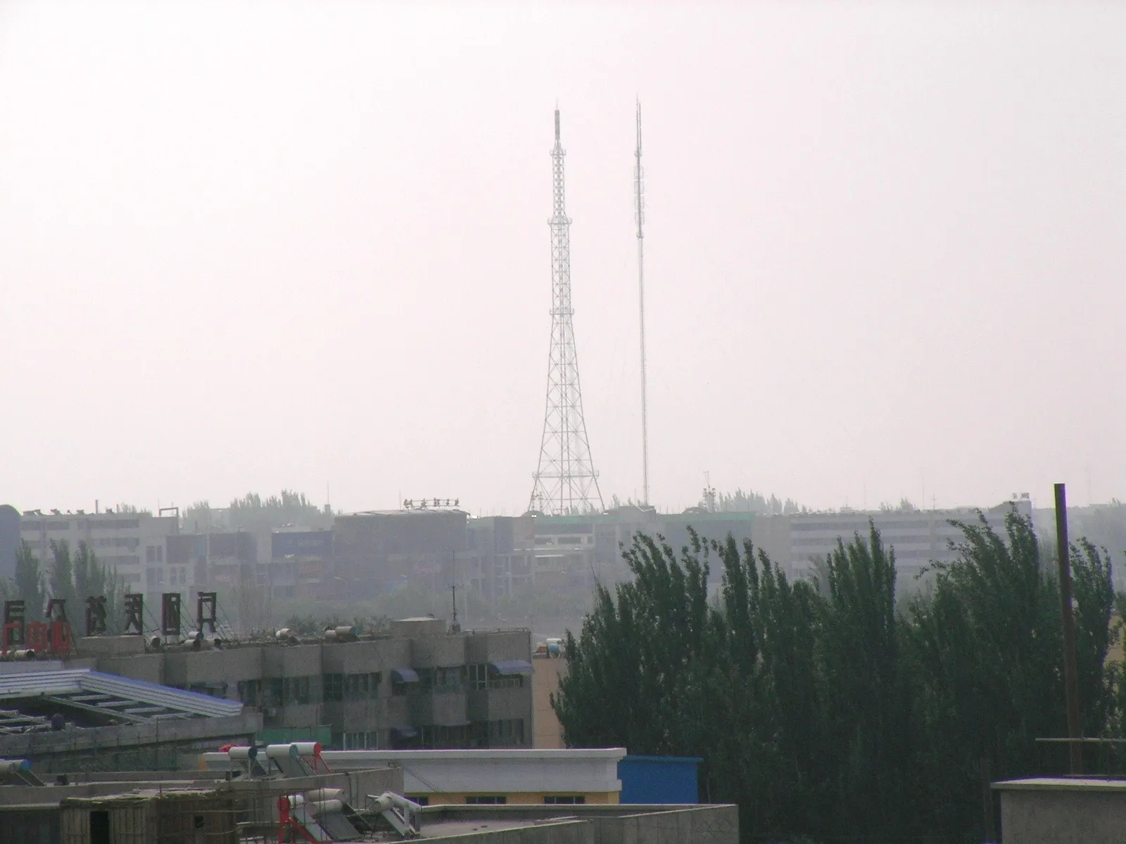 アクス市内で目立つテレビの電波塔