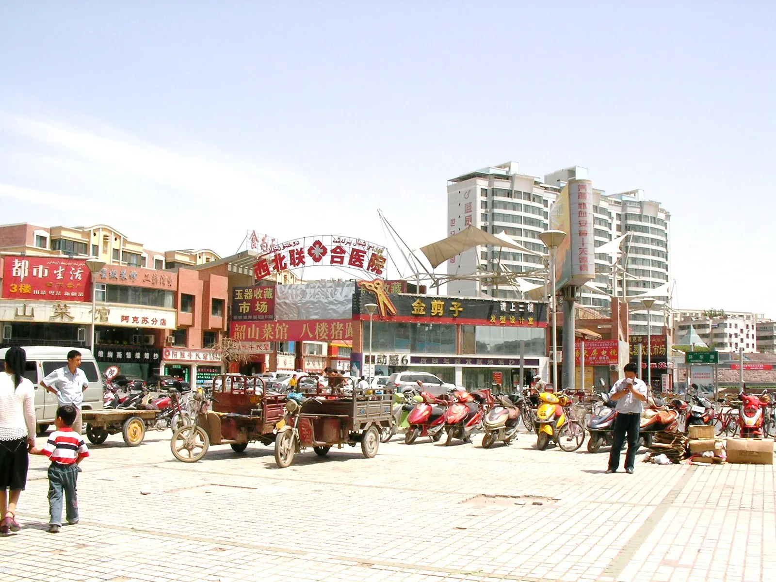 ウイグル文字のある商店街