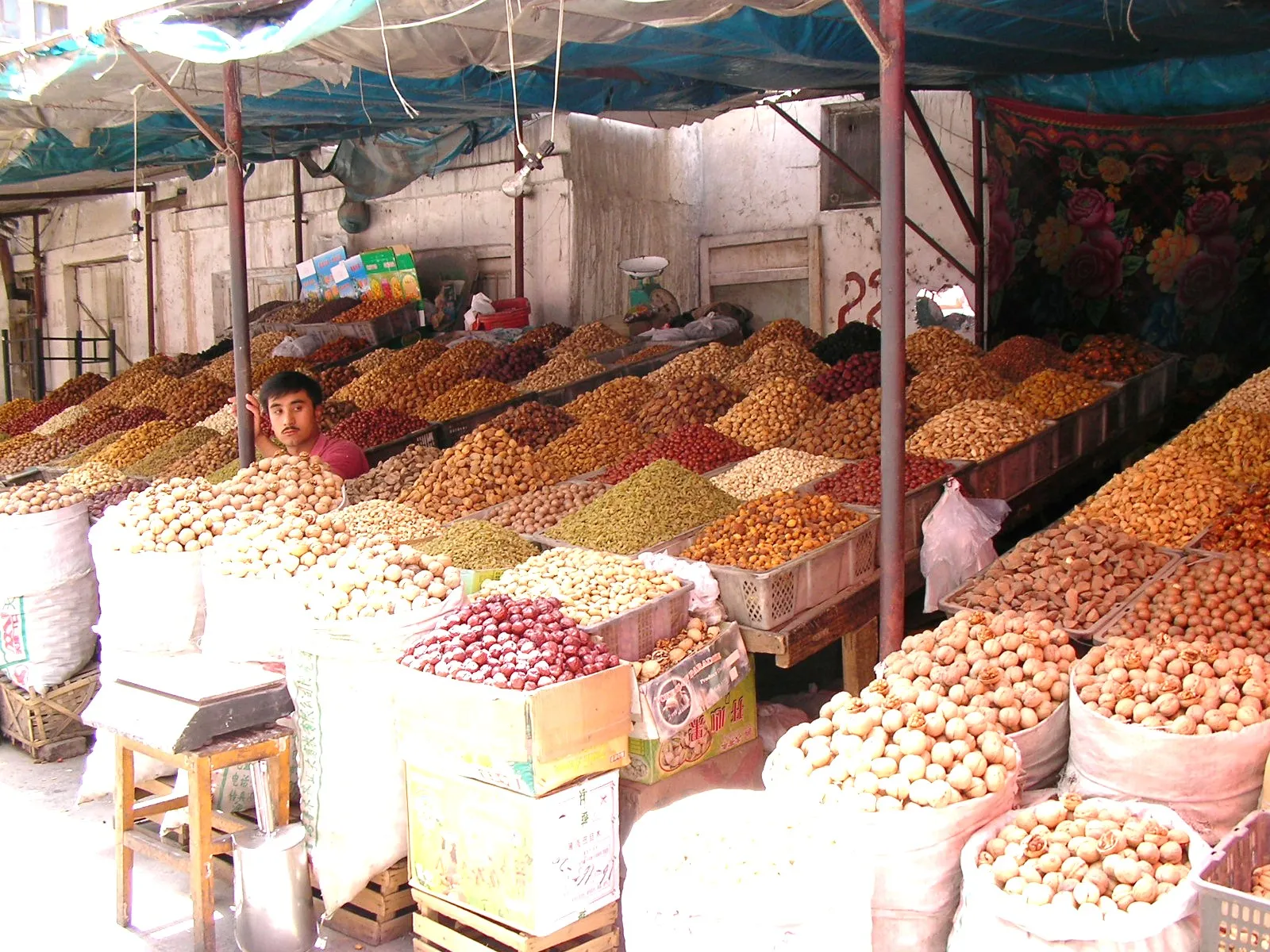 香辛料や果実のバザール