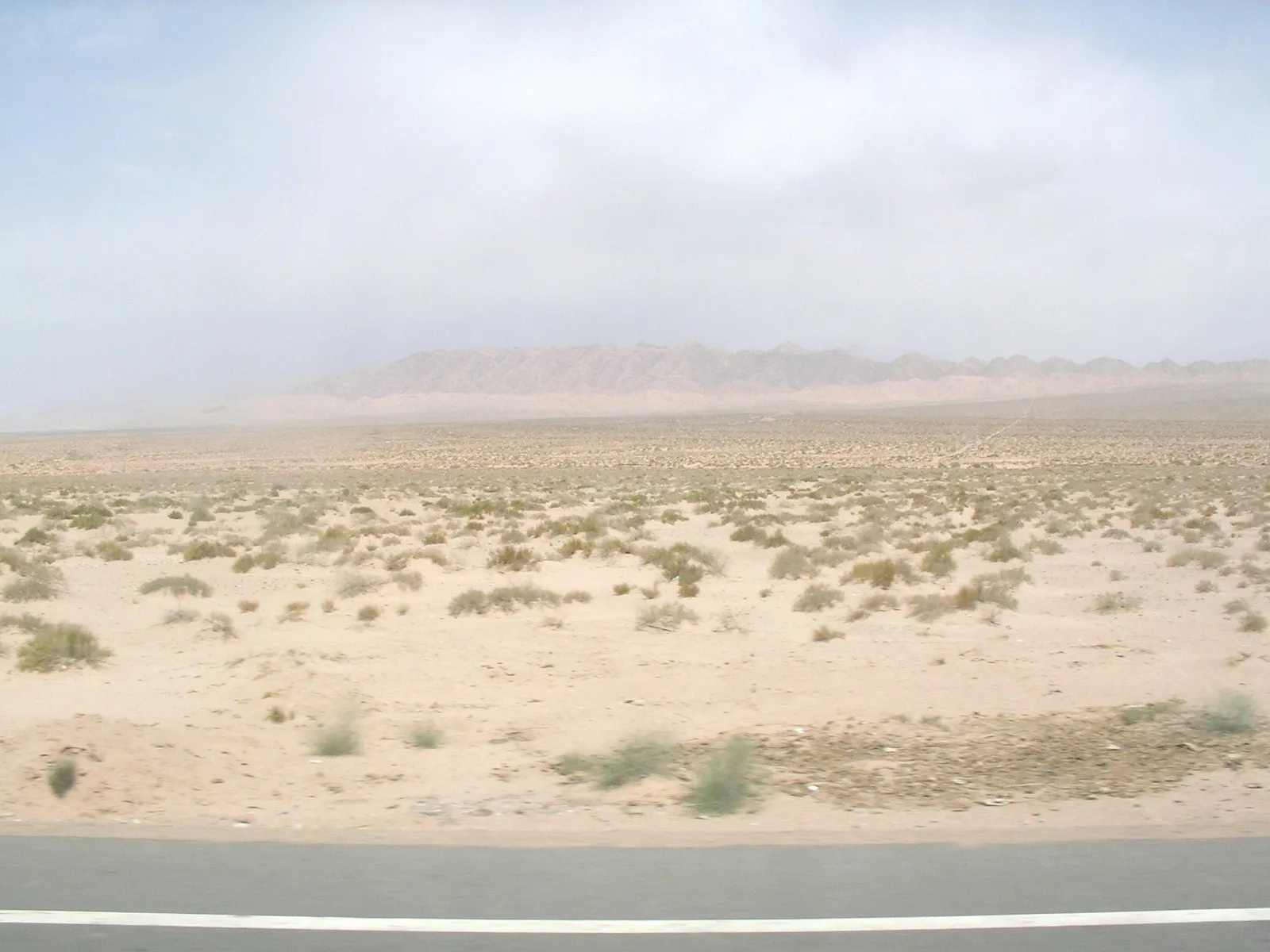 タリム盆地の砂漠と山脈