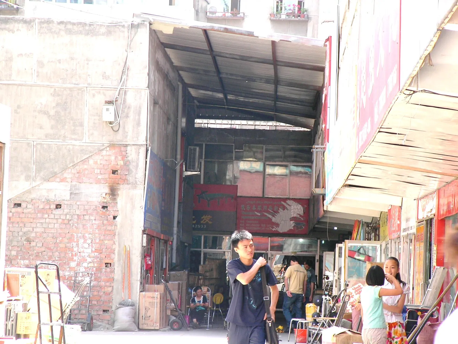 日用品や携帯を売る商店街の露店