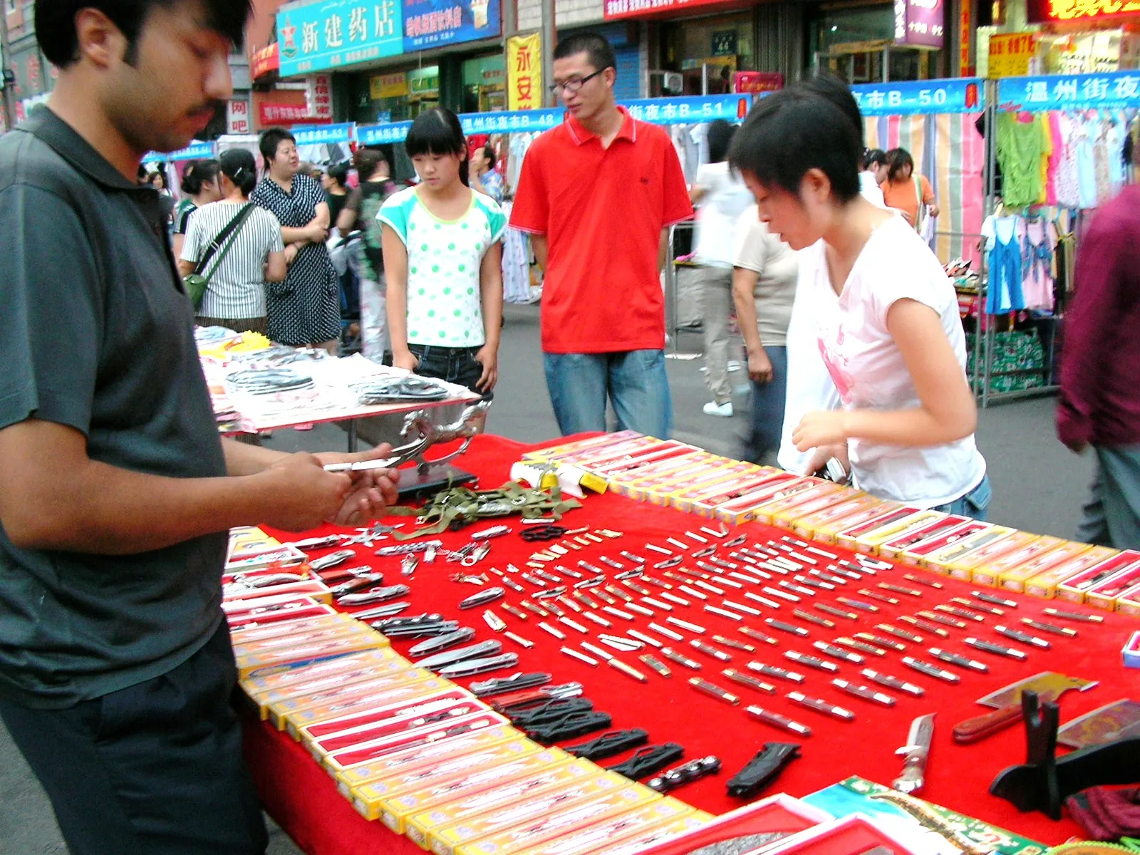 露店で売られるナイフ
