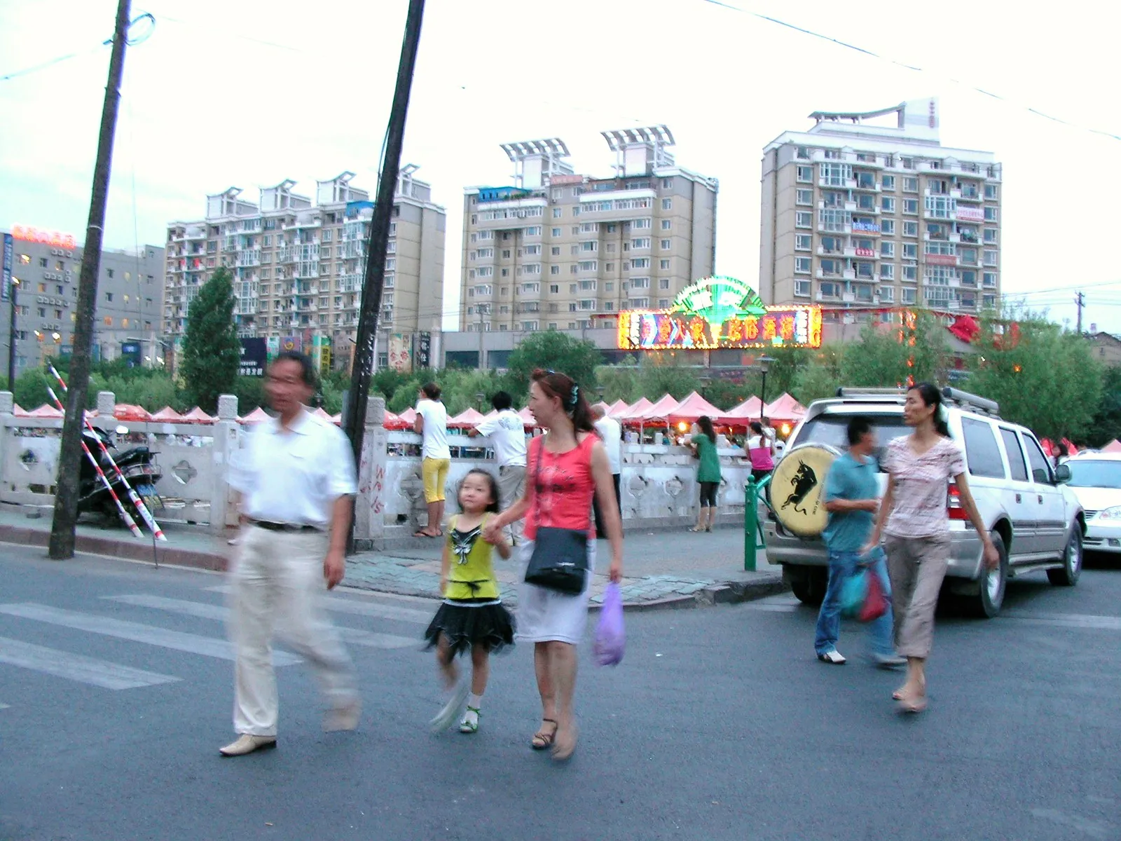 温州路付近の夜市の様子