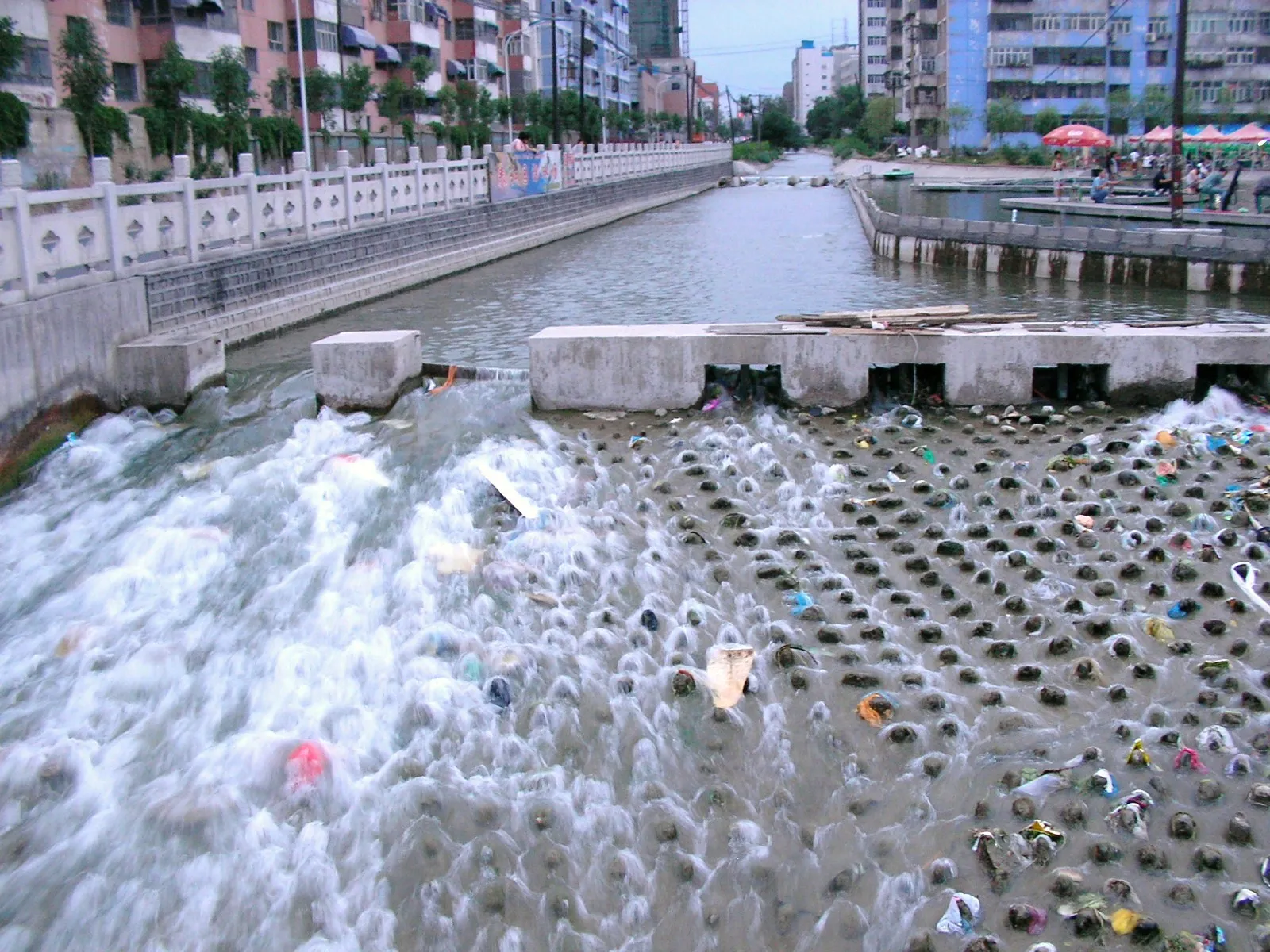 バザール側の綺麗な川
