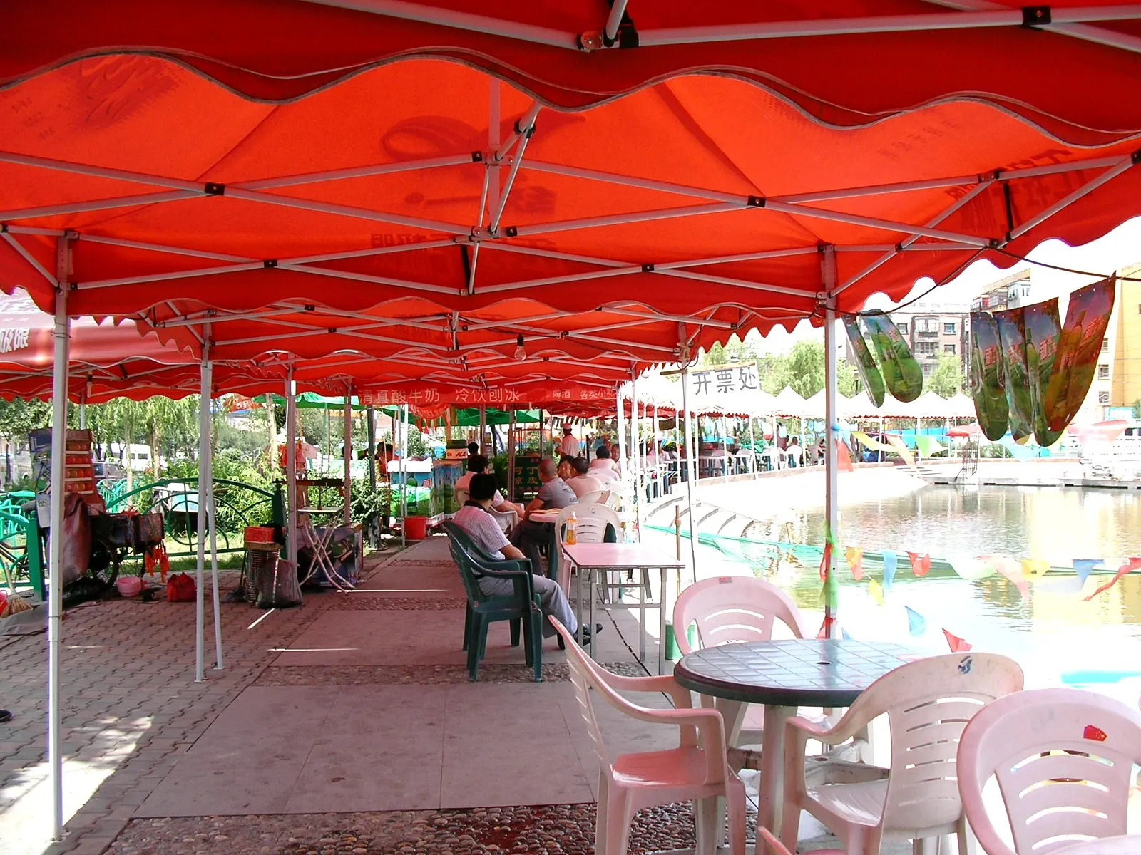 温州路側の公園の水辺