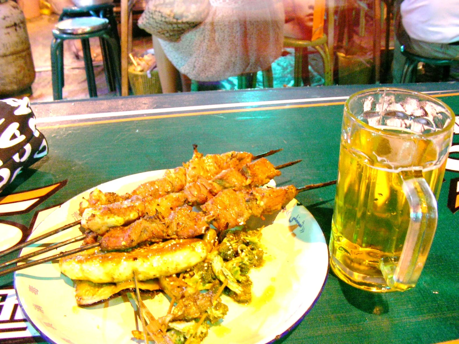羊肉の串焼きと青島ビール