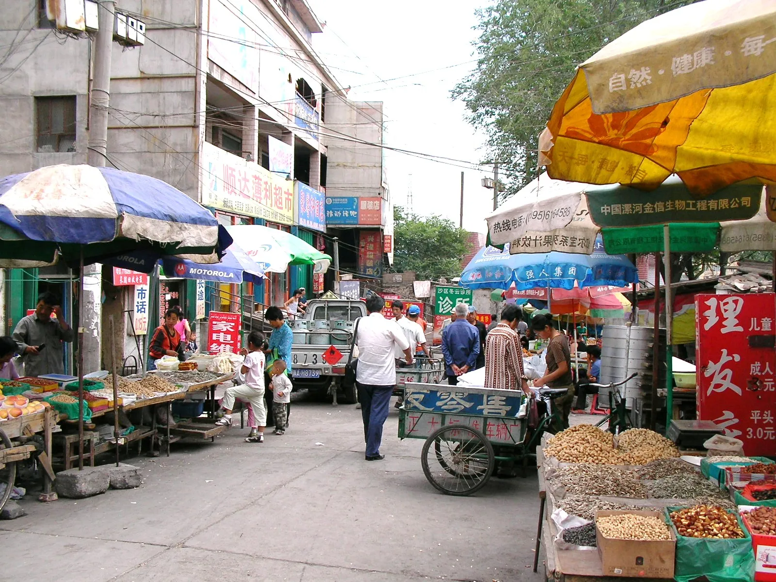 雑然としたウルムチ駅周辺