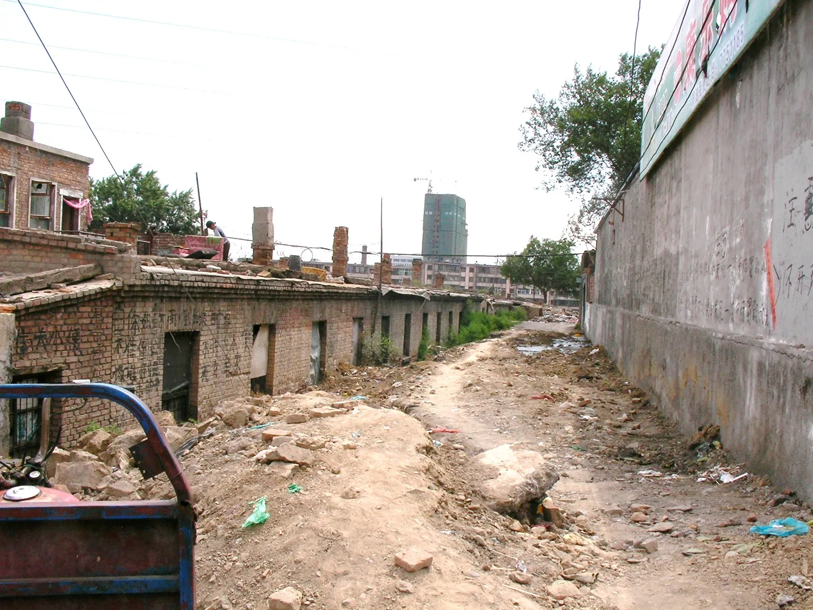ウルムチ駅裏の未舗装の路