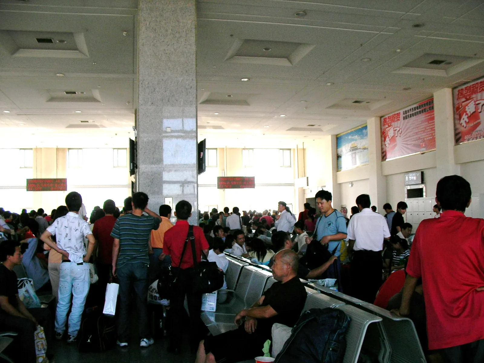 ウルムチ駅構内の様子