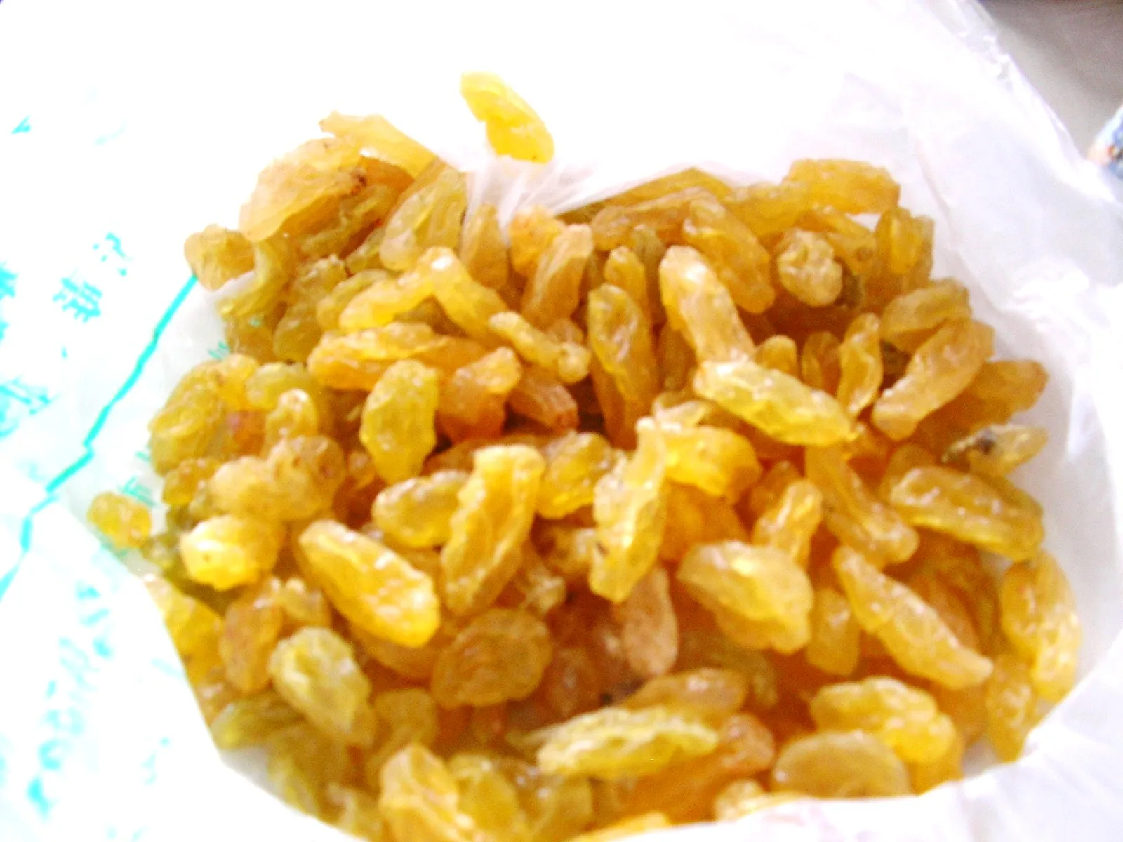 ウルムチ駅周辺の商店で買った干し葡萄