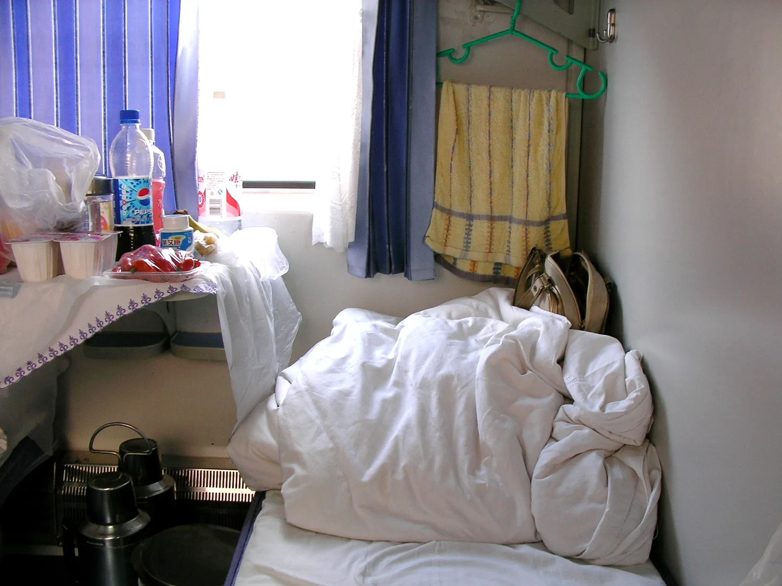 T54次寝台列車の下臥(下段ベッド)