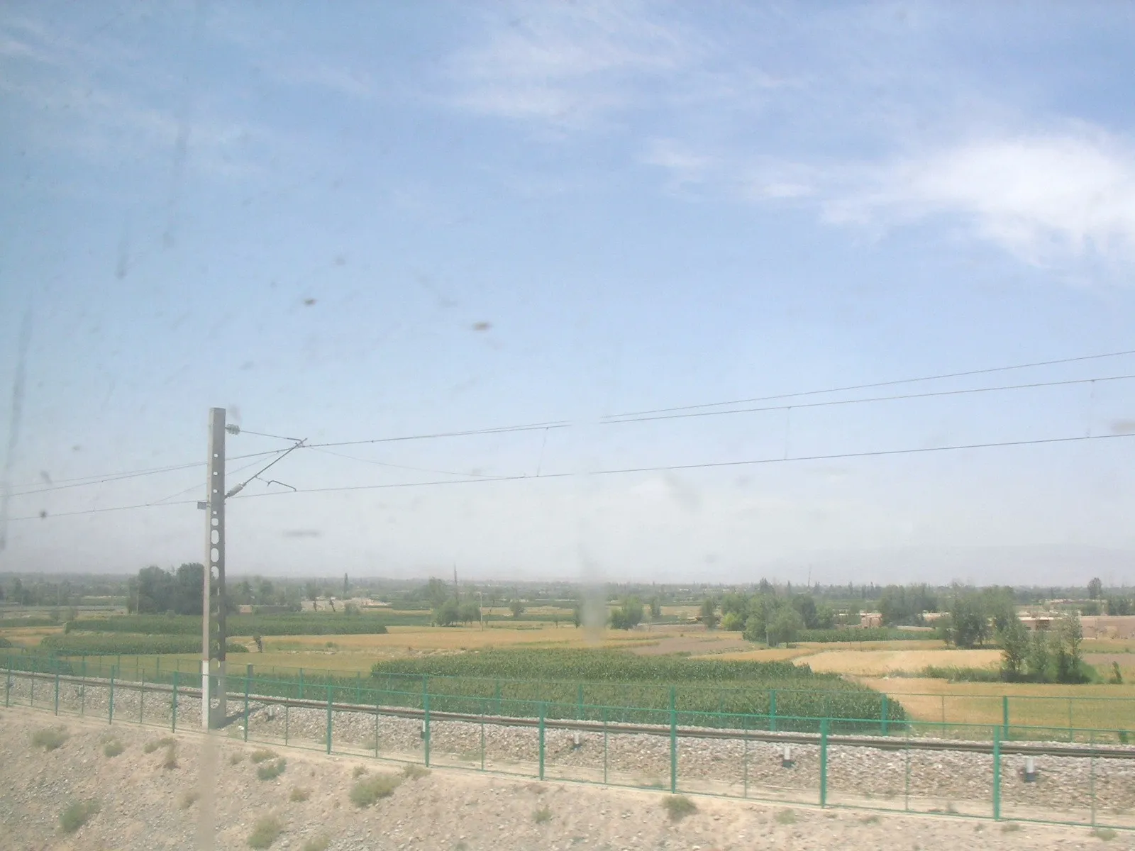 ウルムチ市郊外を走る寝台列車