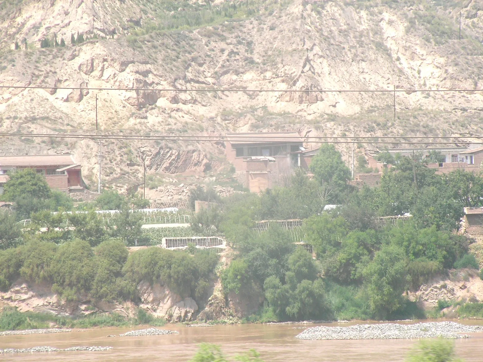 黄河の側の集落