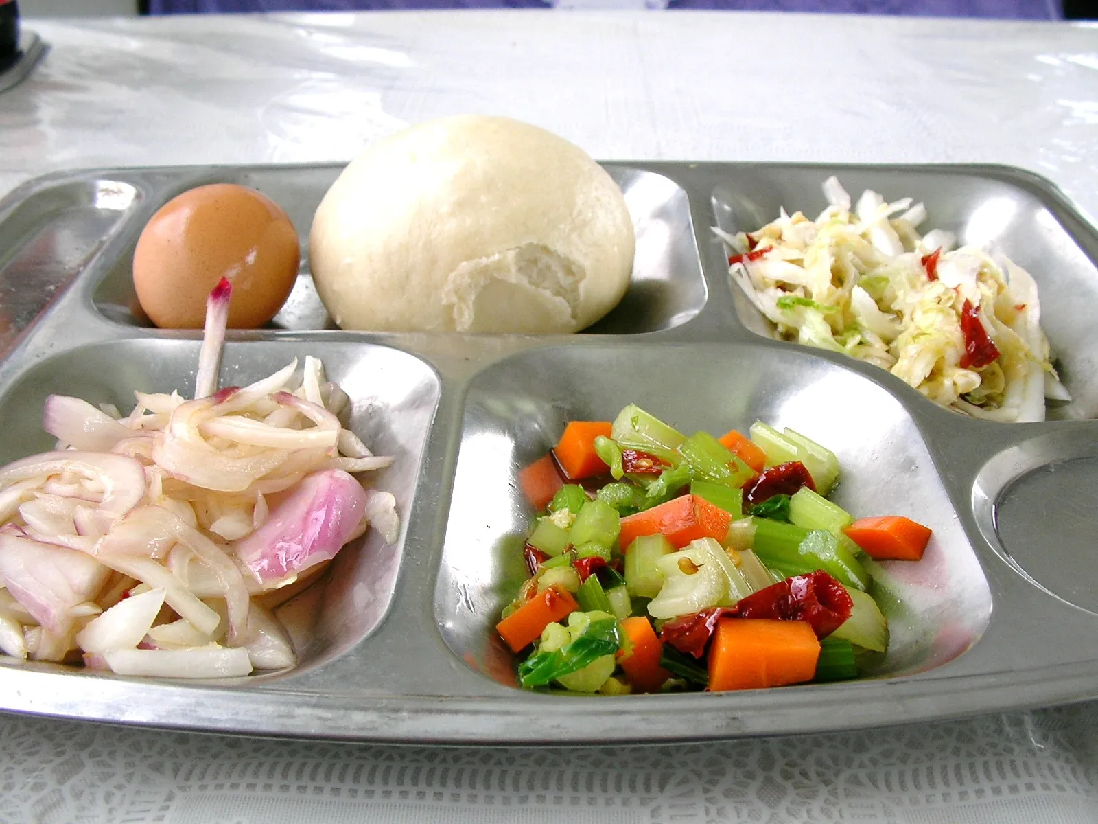 最後の朝食 饅頭と卵とトマトの炒め物