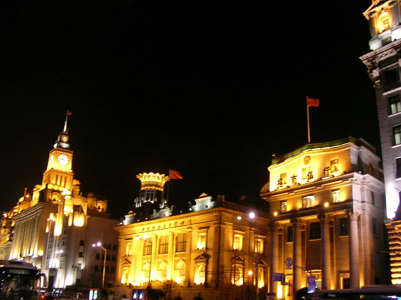外灘の銀行のライトアップ