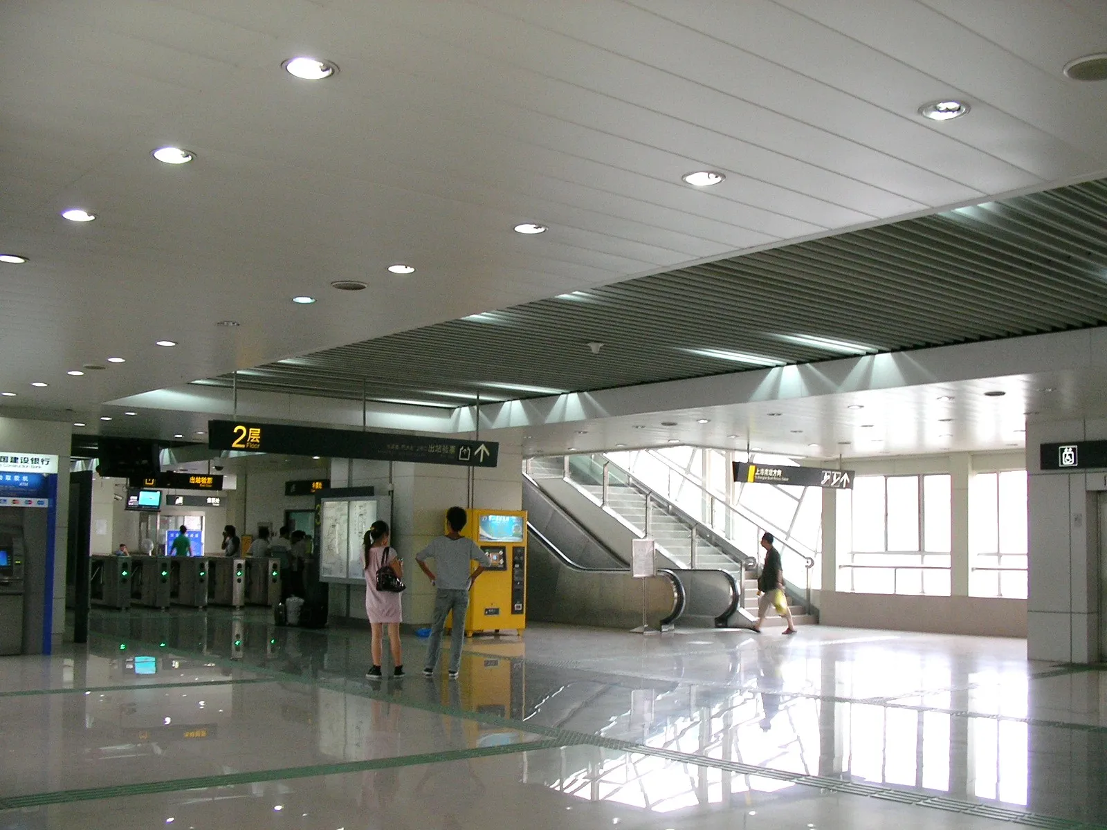 淞濱路駅の綺麗な構内