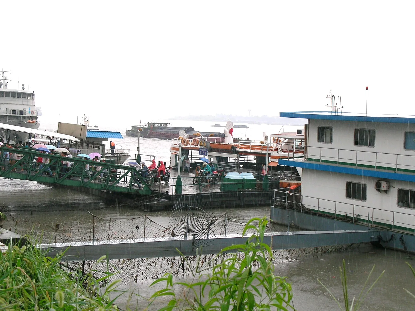 三岔港村へ行く渡し船