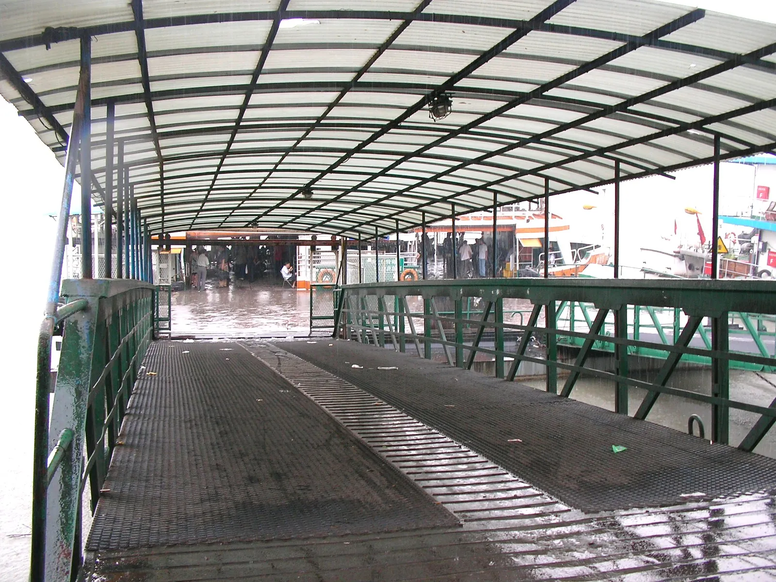 渡し船へと続くタラップ