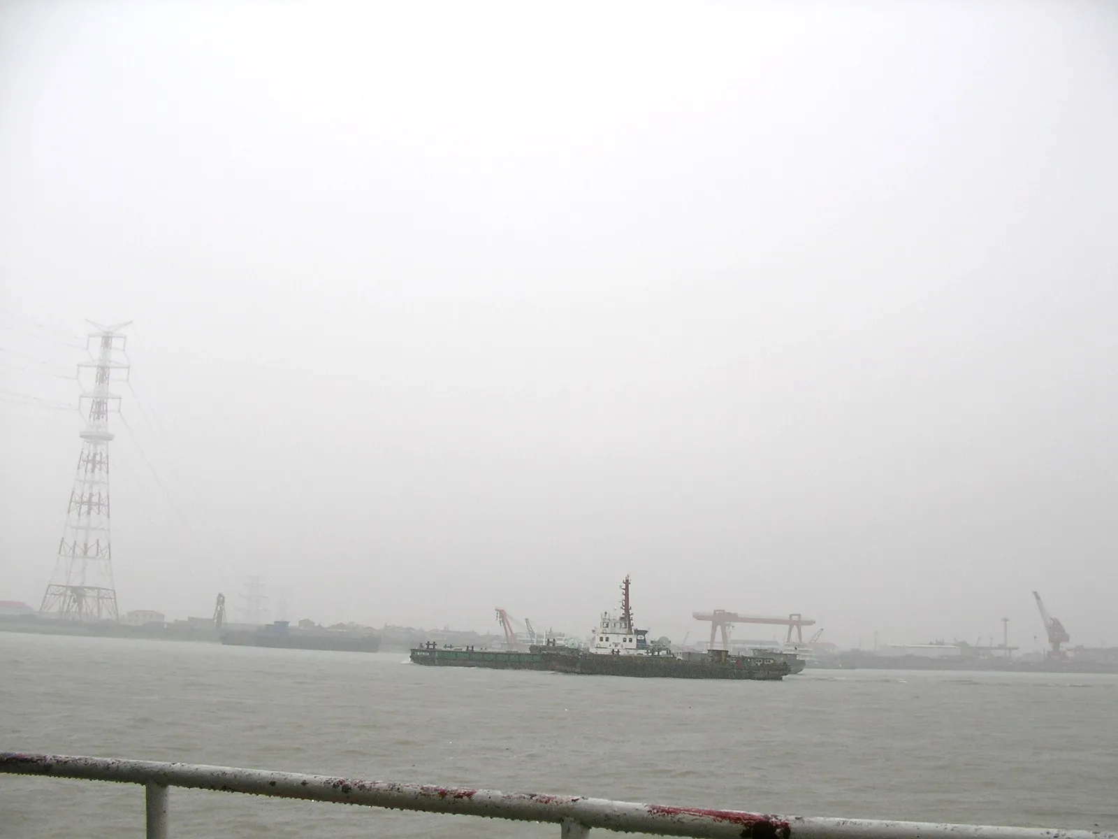 行き交う大小の船