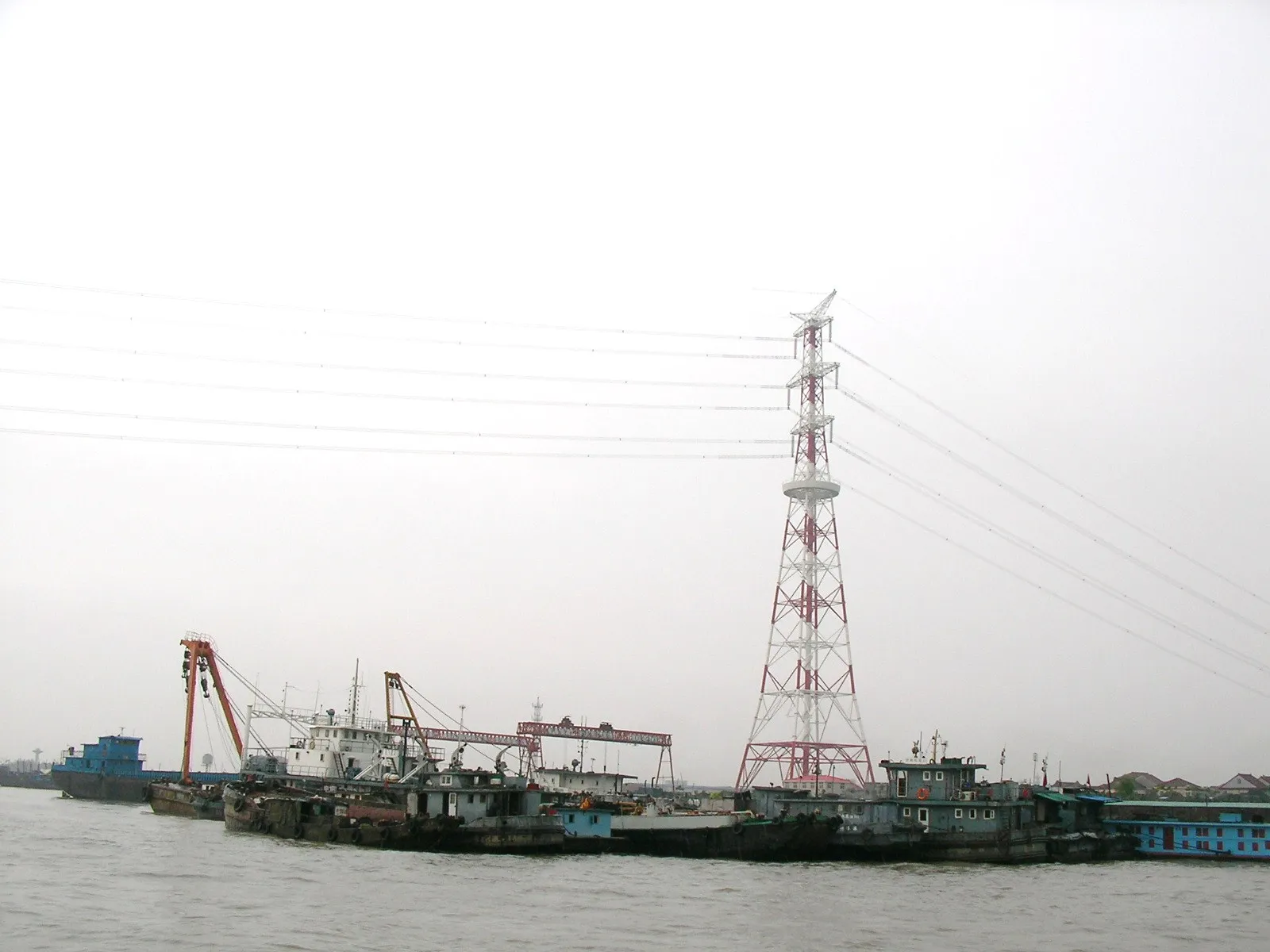 三岔港村一帯の工場群