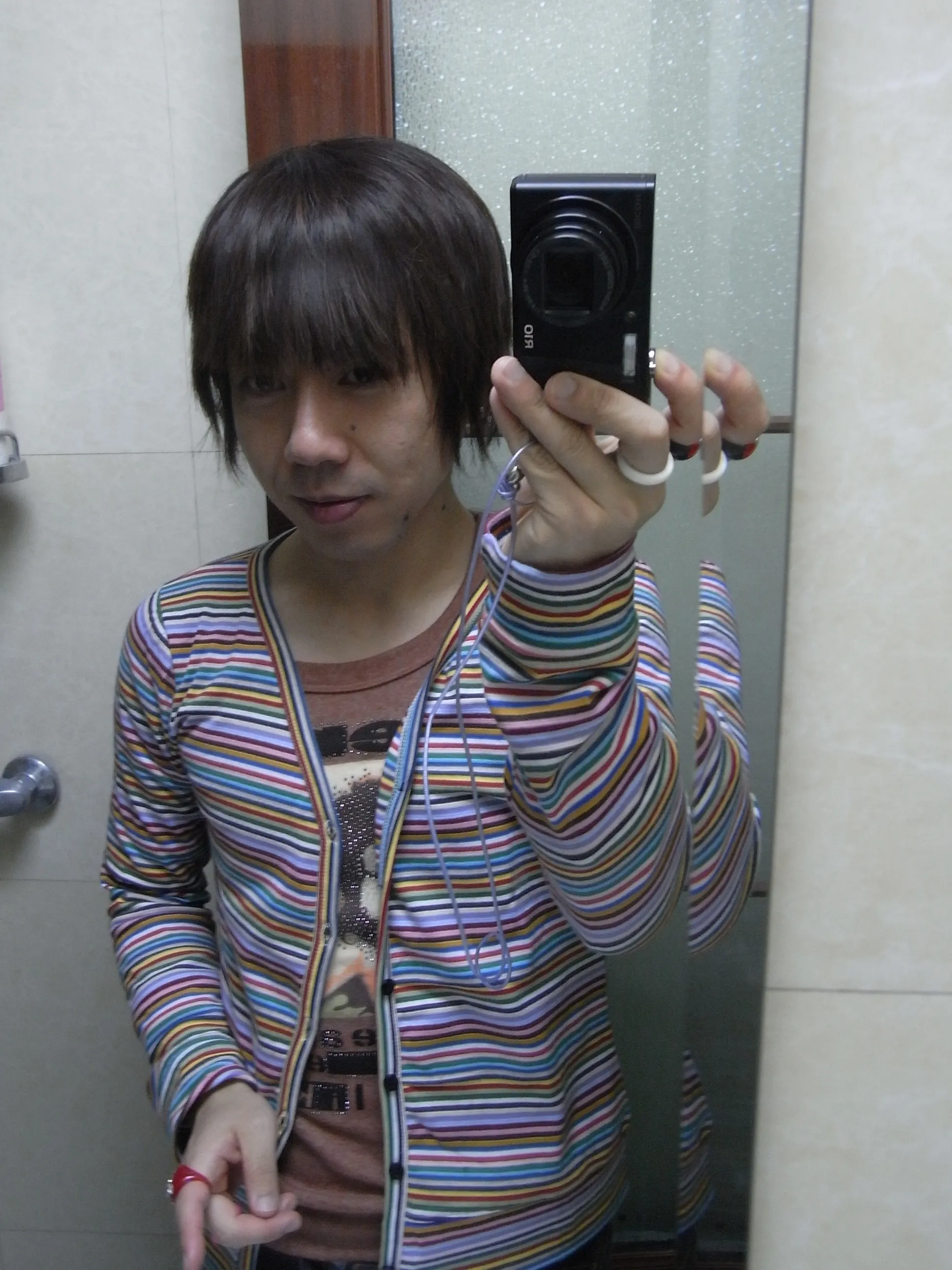 購入したMotorola携帯を持って自撮り
