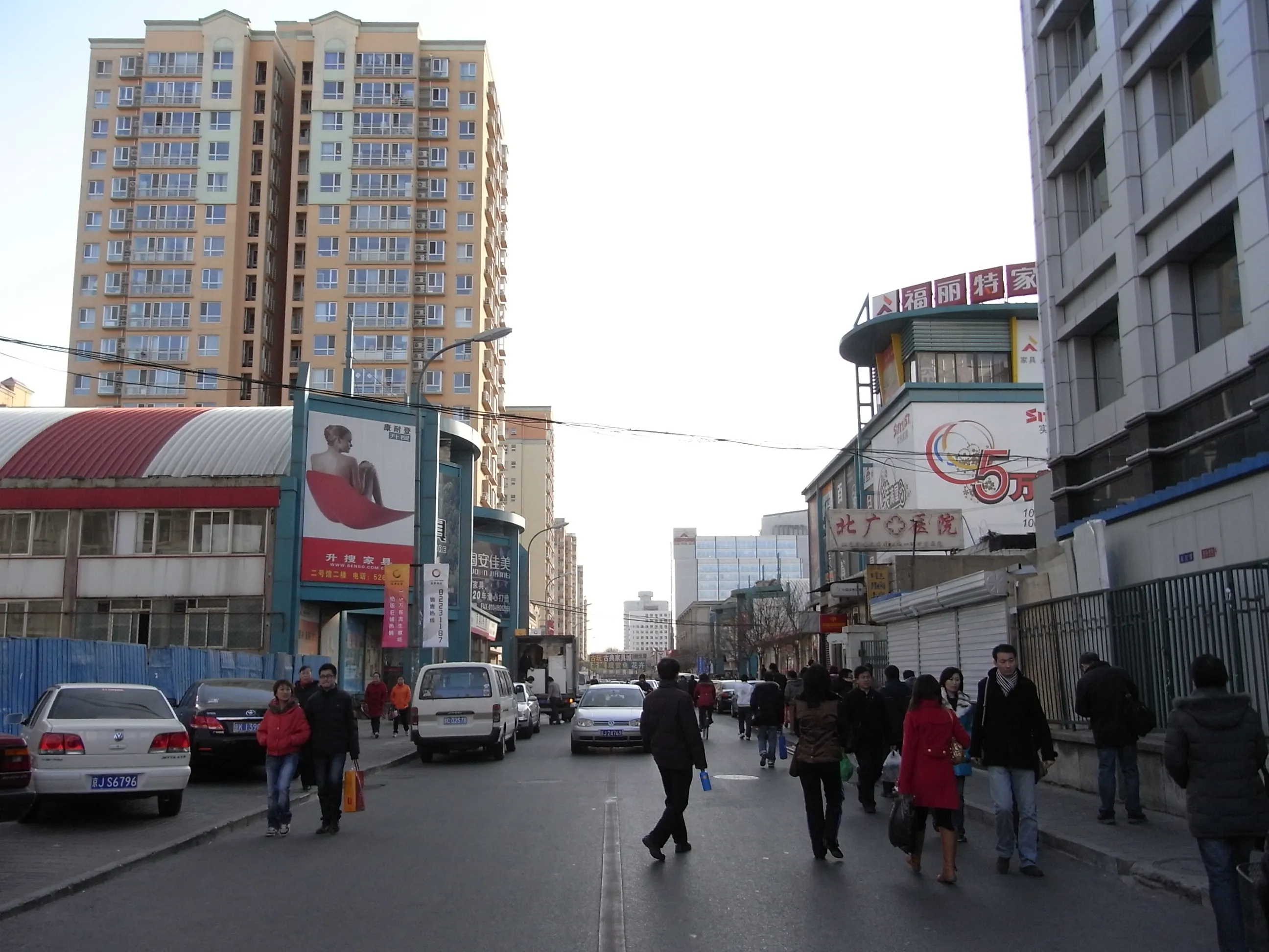 万家馬甸郵貨卡市場の通り