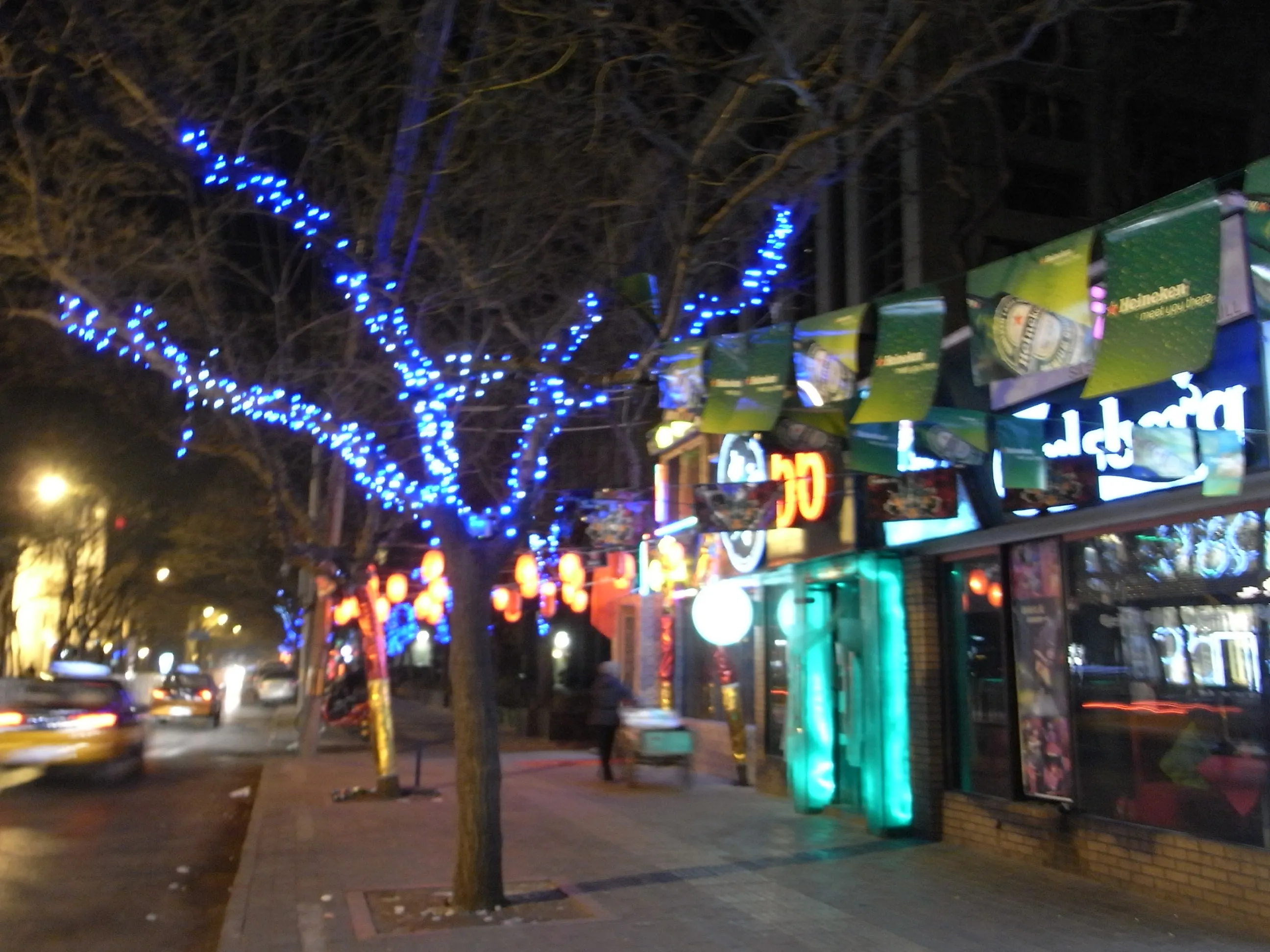 夜の三里屯の街並み
