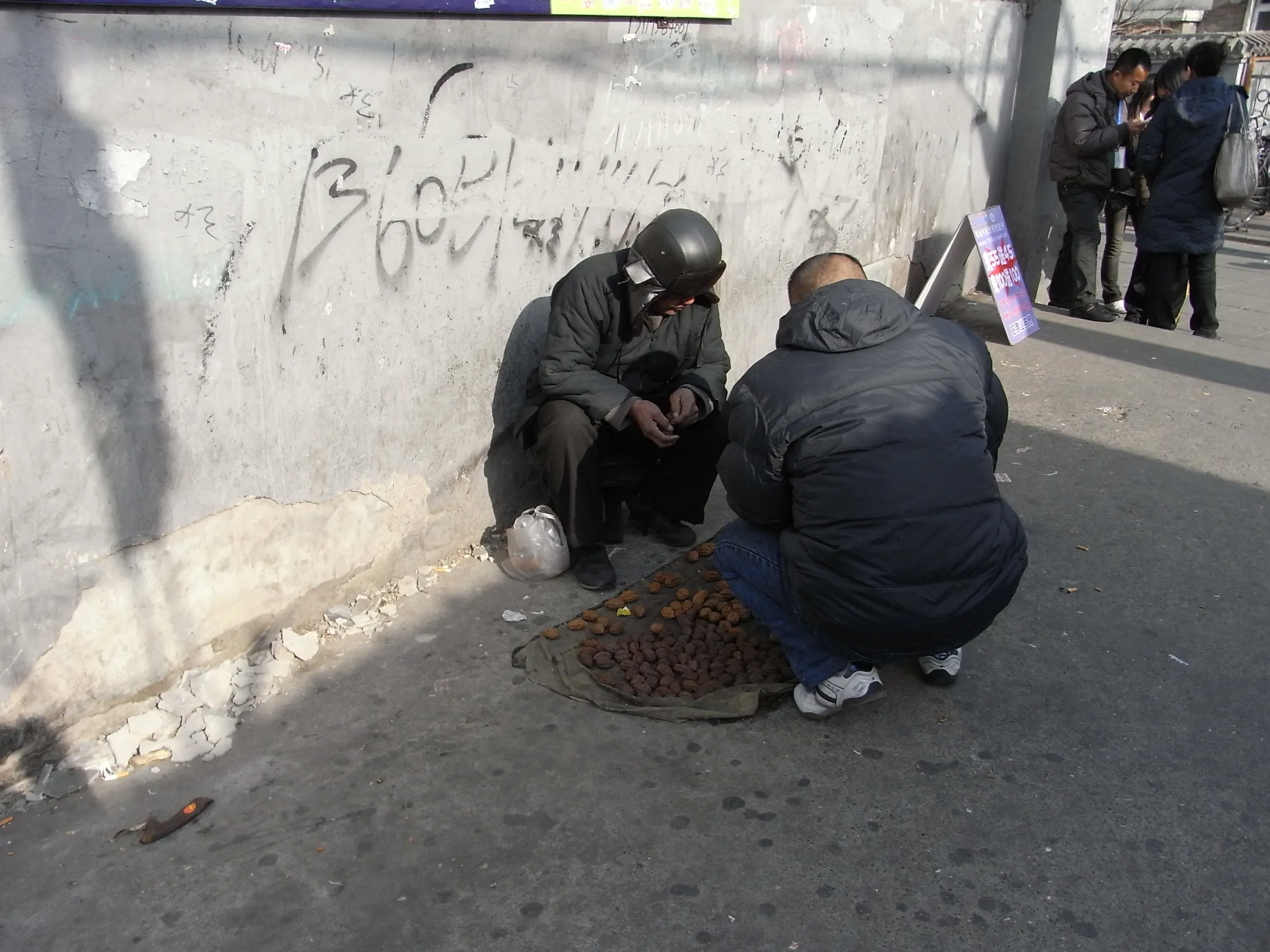 路上販売をする農民民工