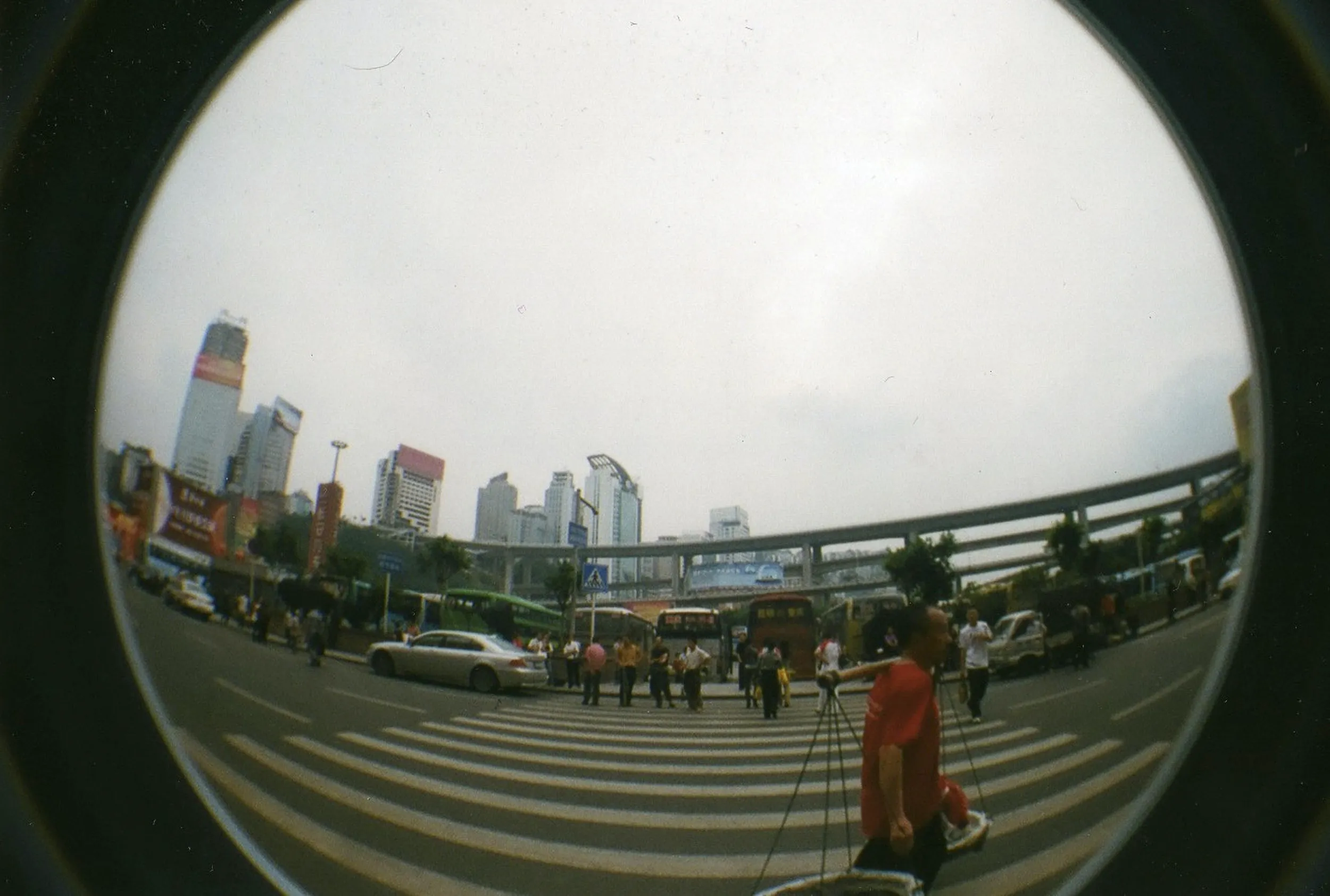 重慶駅前の棒棒（荷担ぎ労働者）