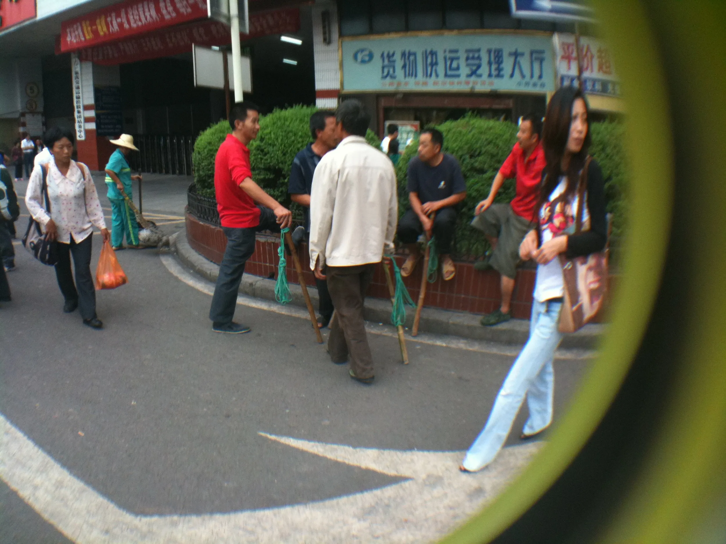 駅近くの安宿や携帯ショップ