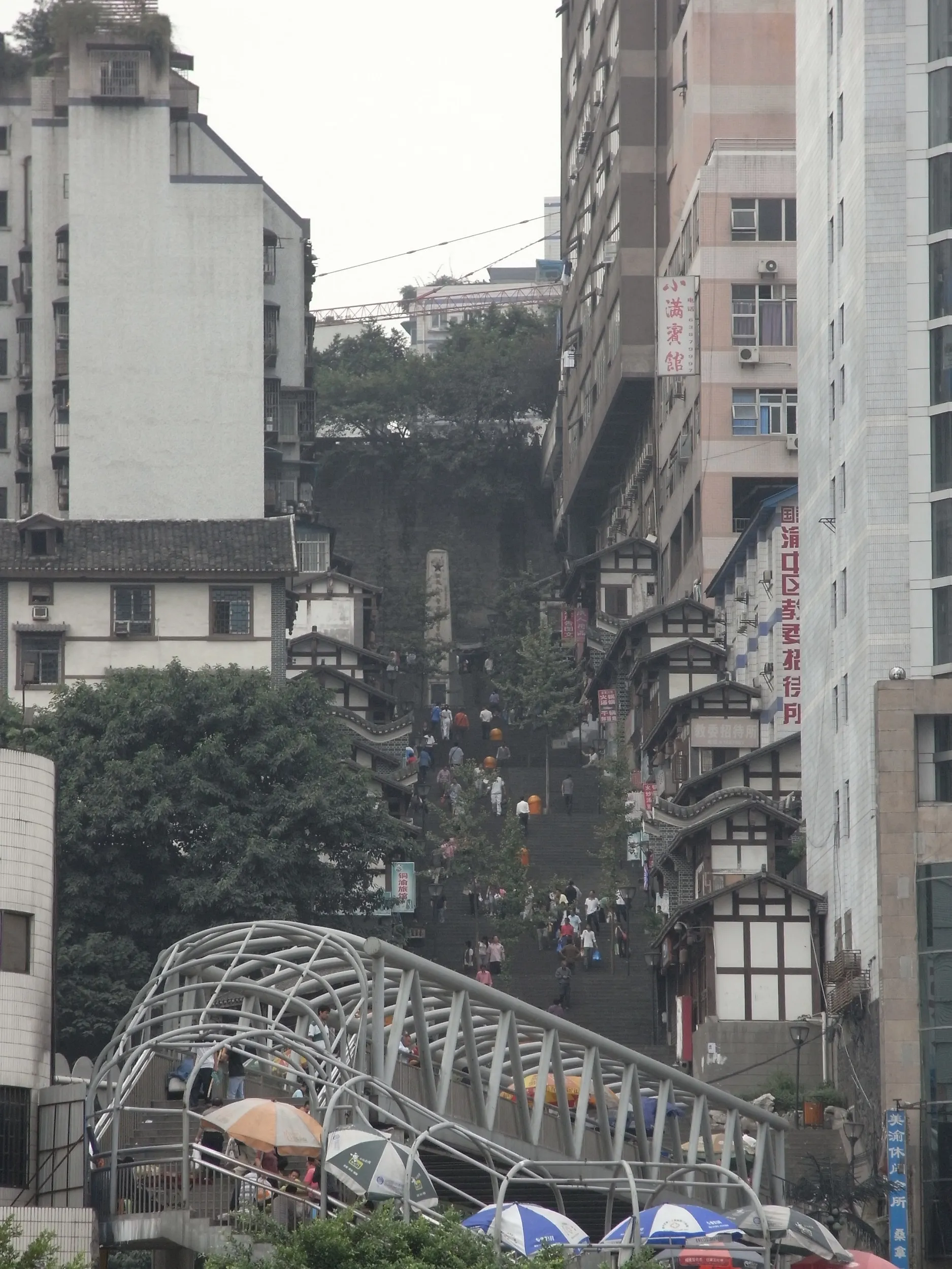 重慶駅前の急な坂道と階段
