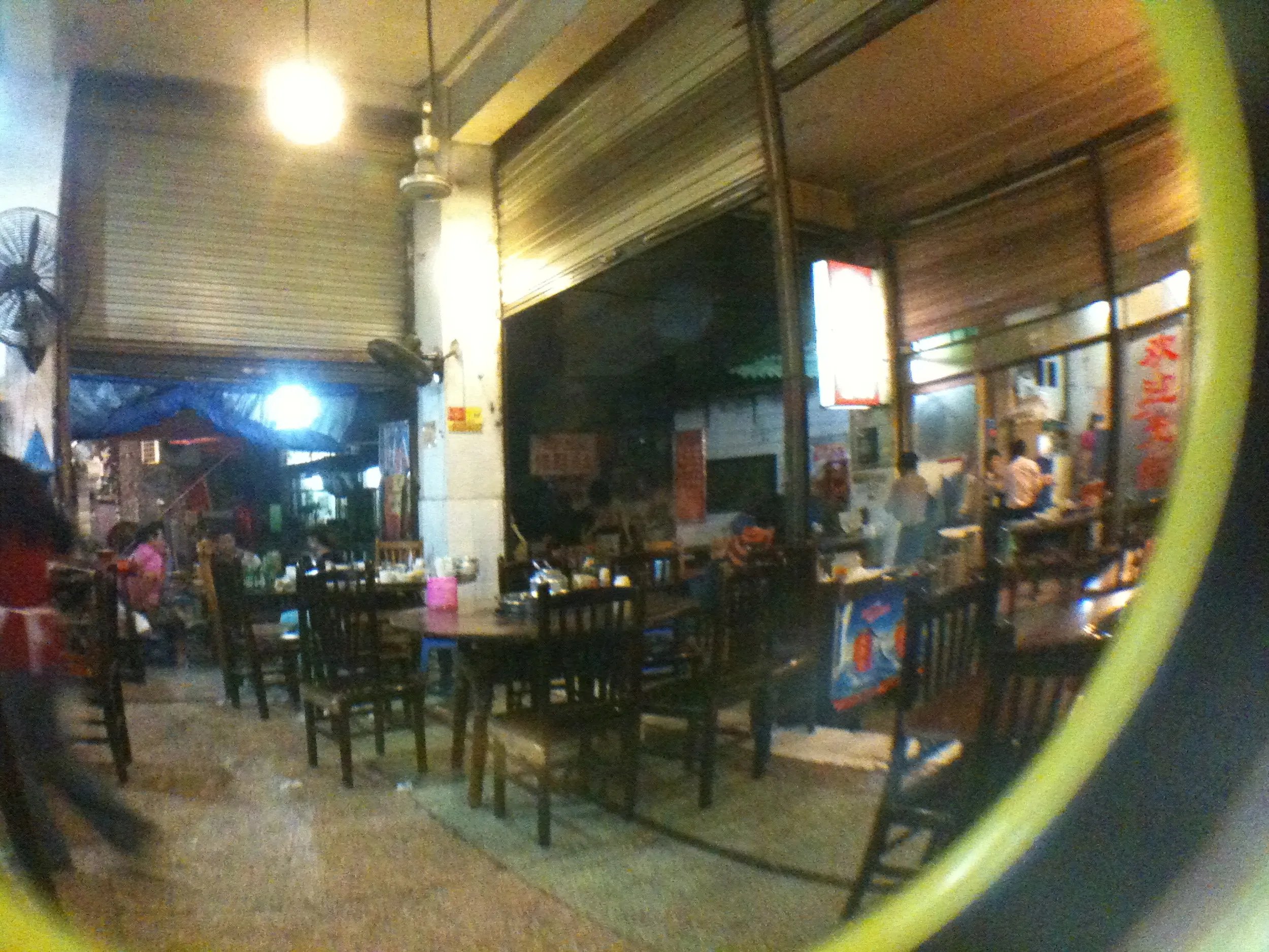 重慶の古いビルと食堂風景