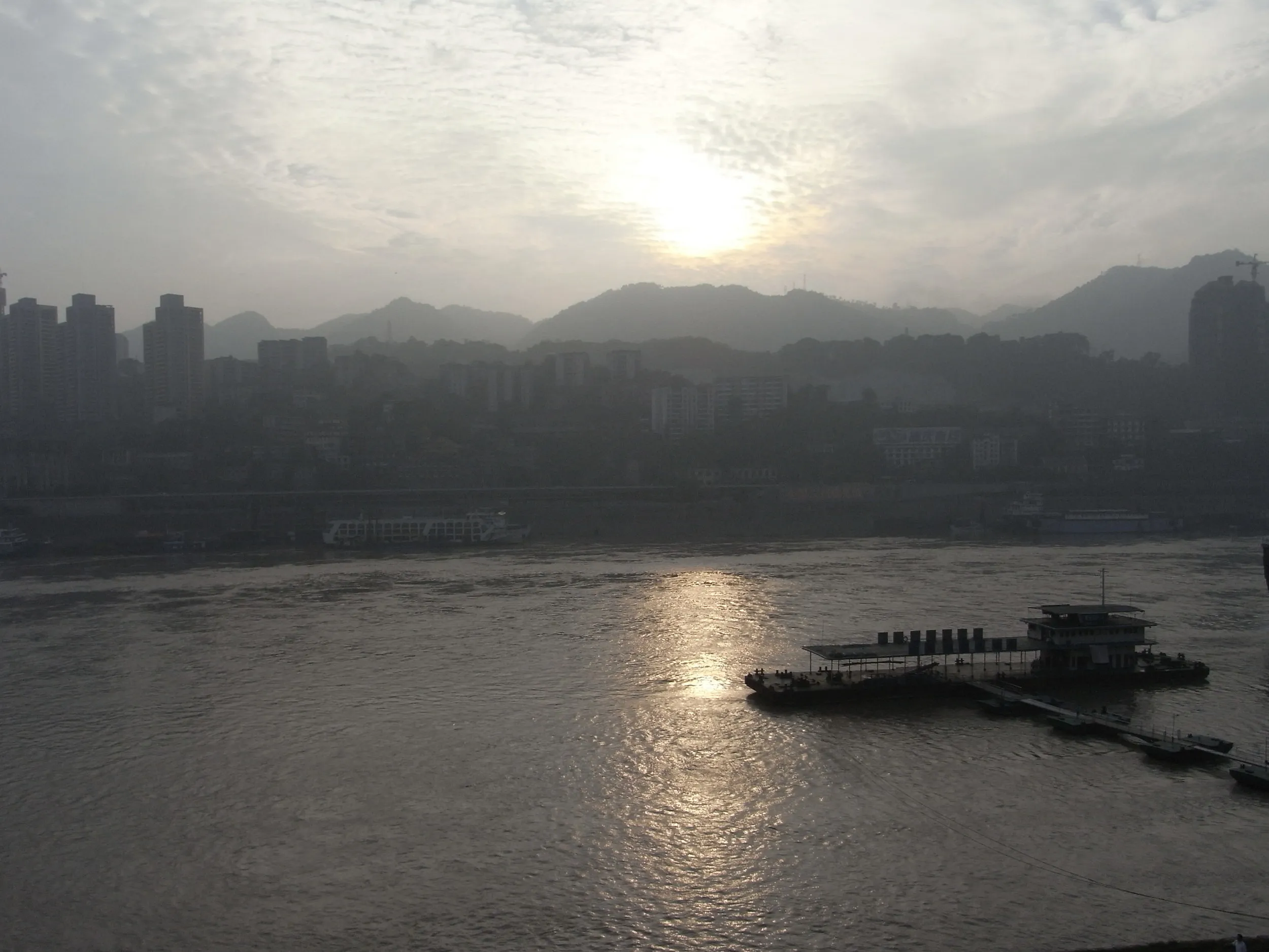 重慶の長江と嘉陵江が交わる朝天門埠頭