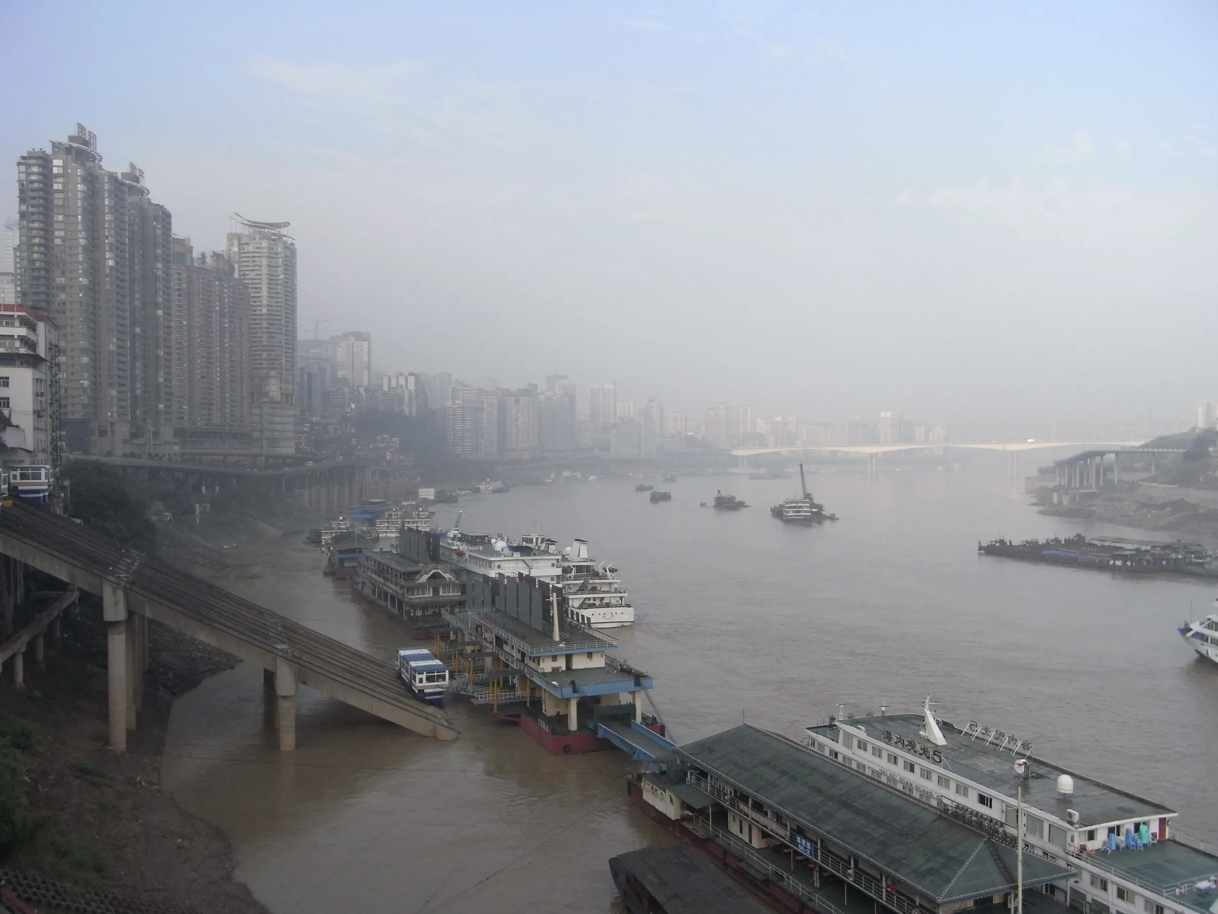 嘉陵江沿いのマンション群