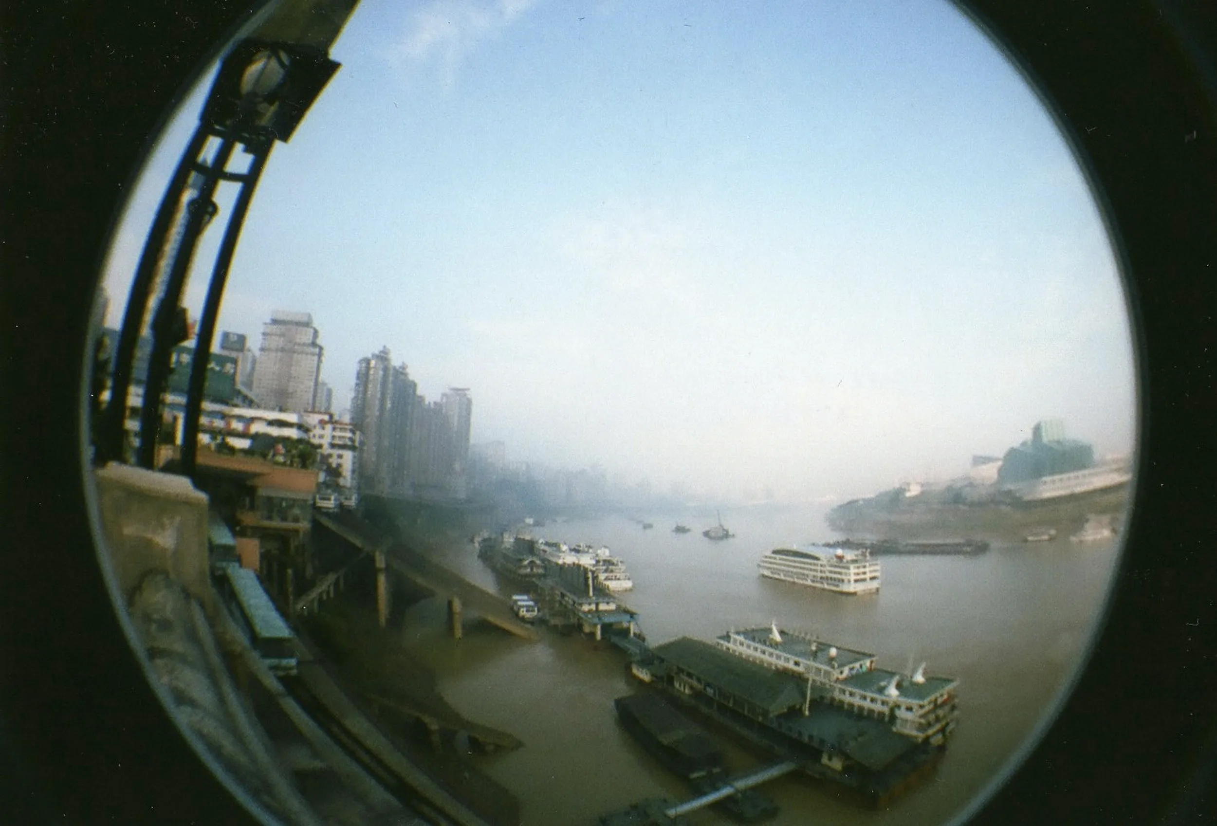 朝天門の嘉陵江側の岸壁