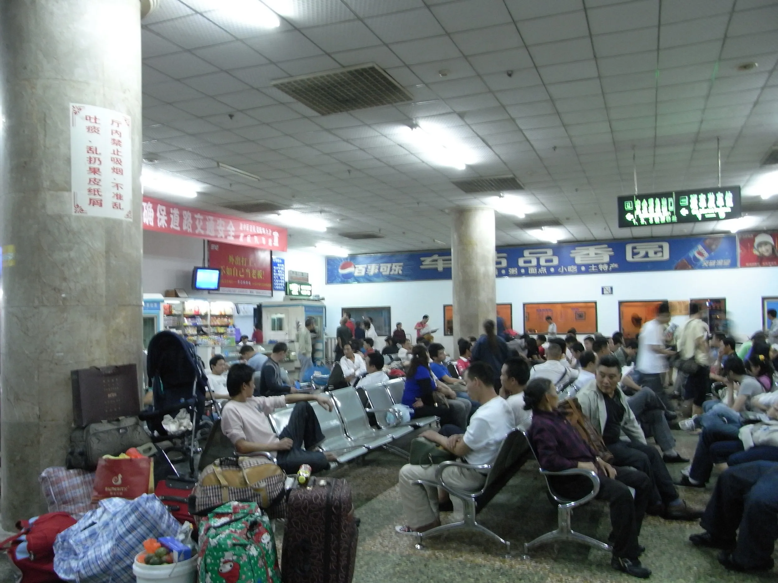 高速バスターミナルの中