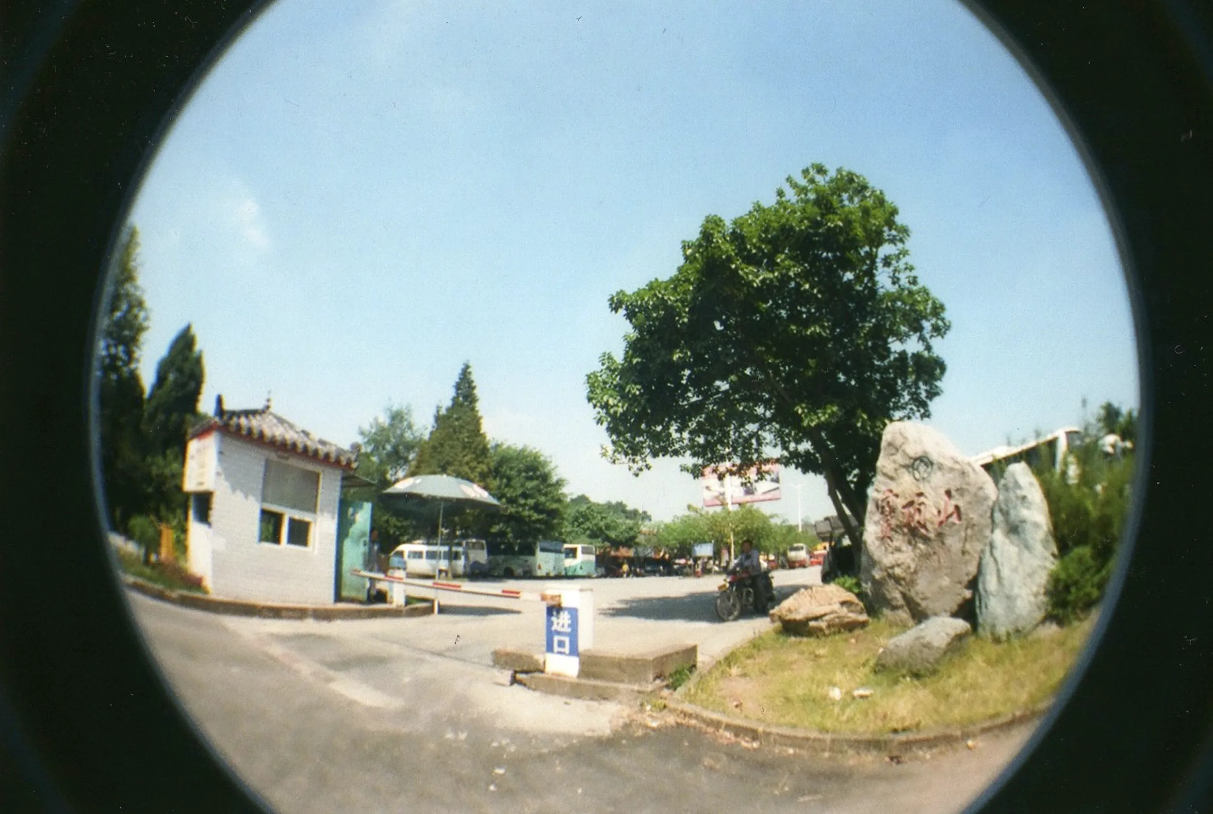 LOMOで撮った石窟群入り口